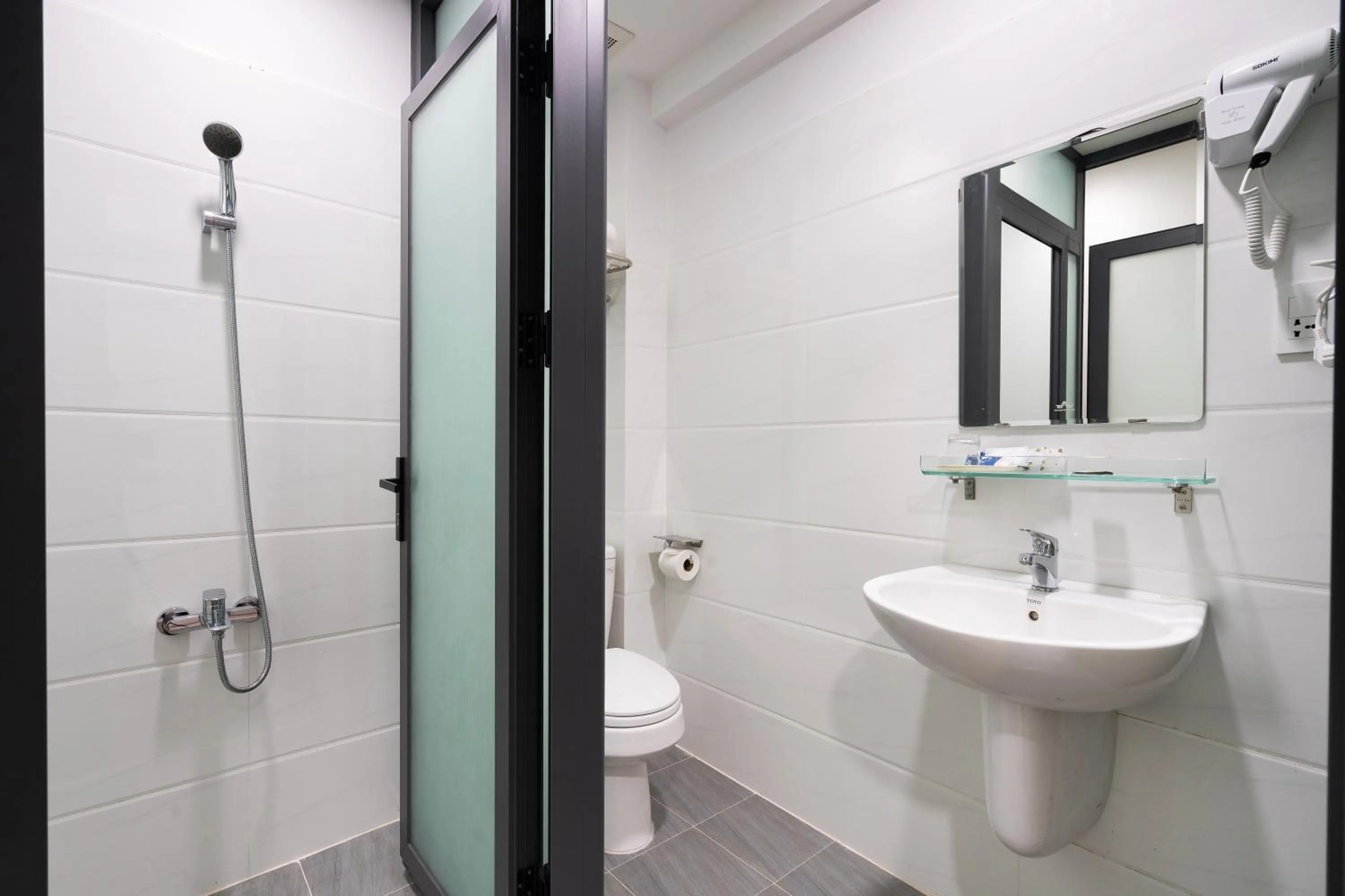 Shower in Hoang Luxury Hotel Dist 1 Ho Chi Minh