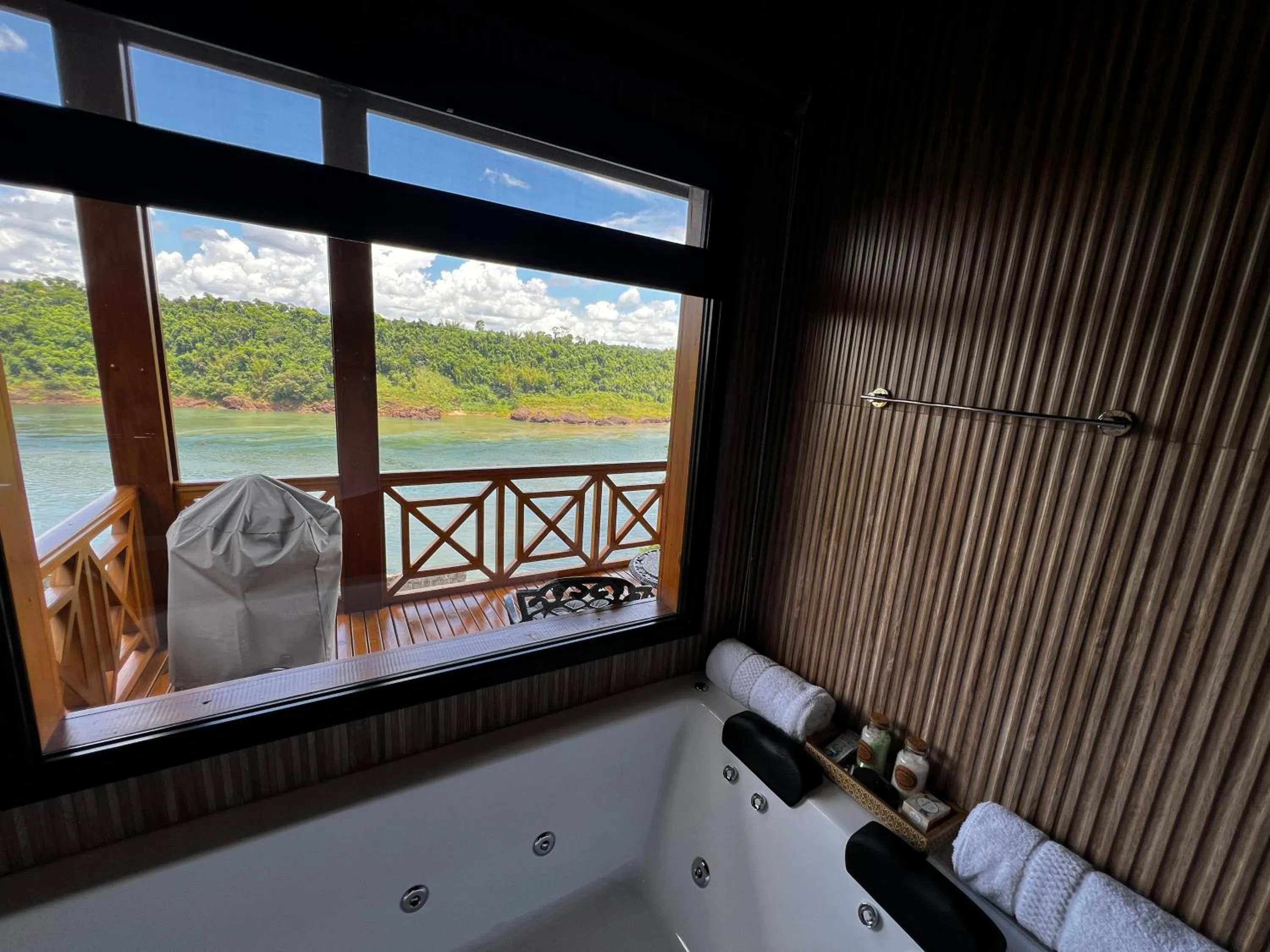 Hot Tub in Costa del Sol Iguazú Suites