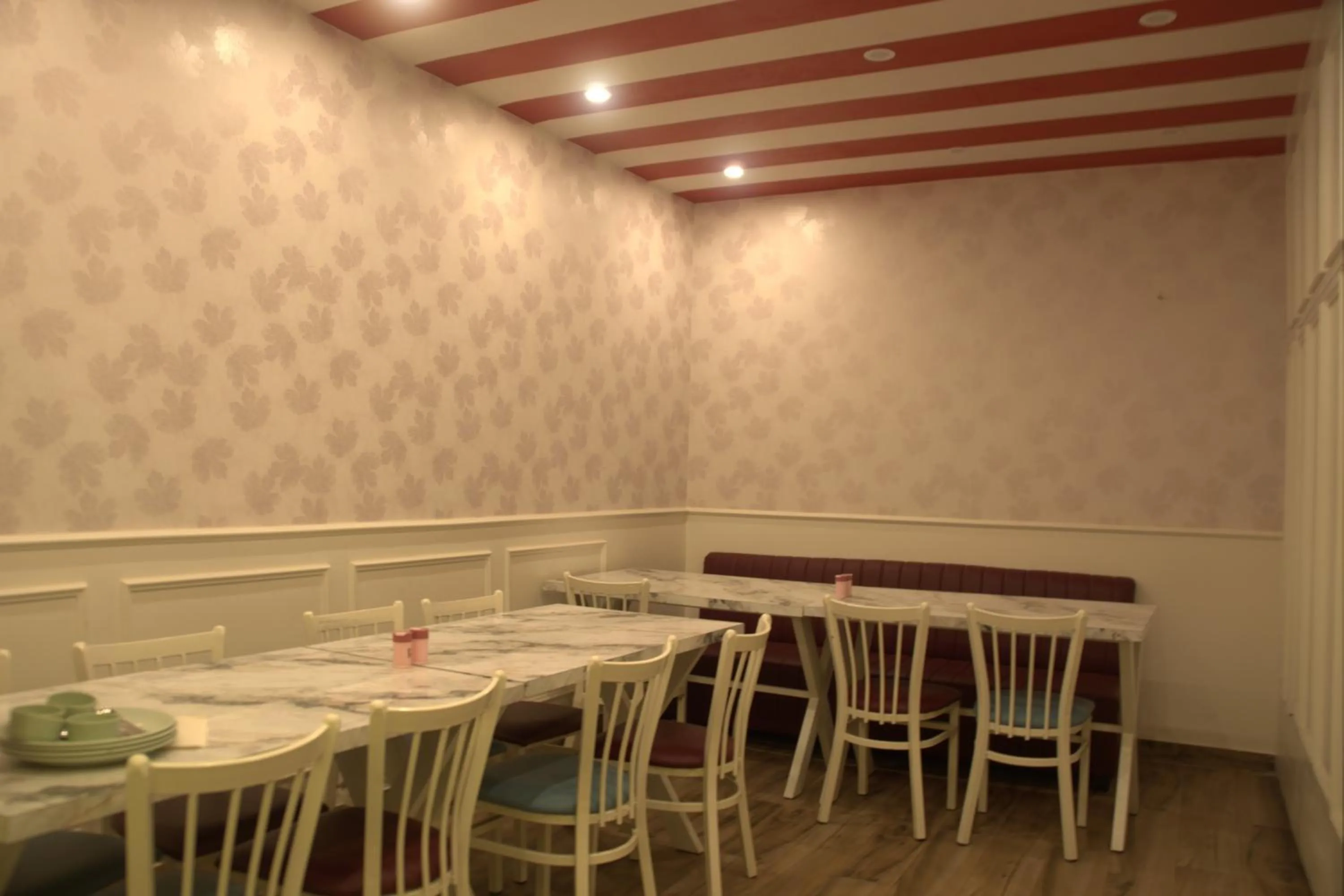 Restaurant/places to eat in Subhash Hotel