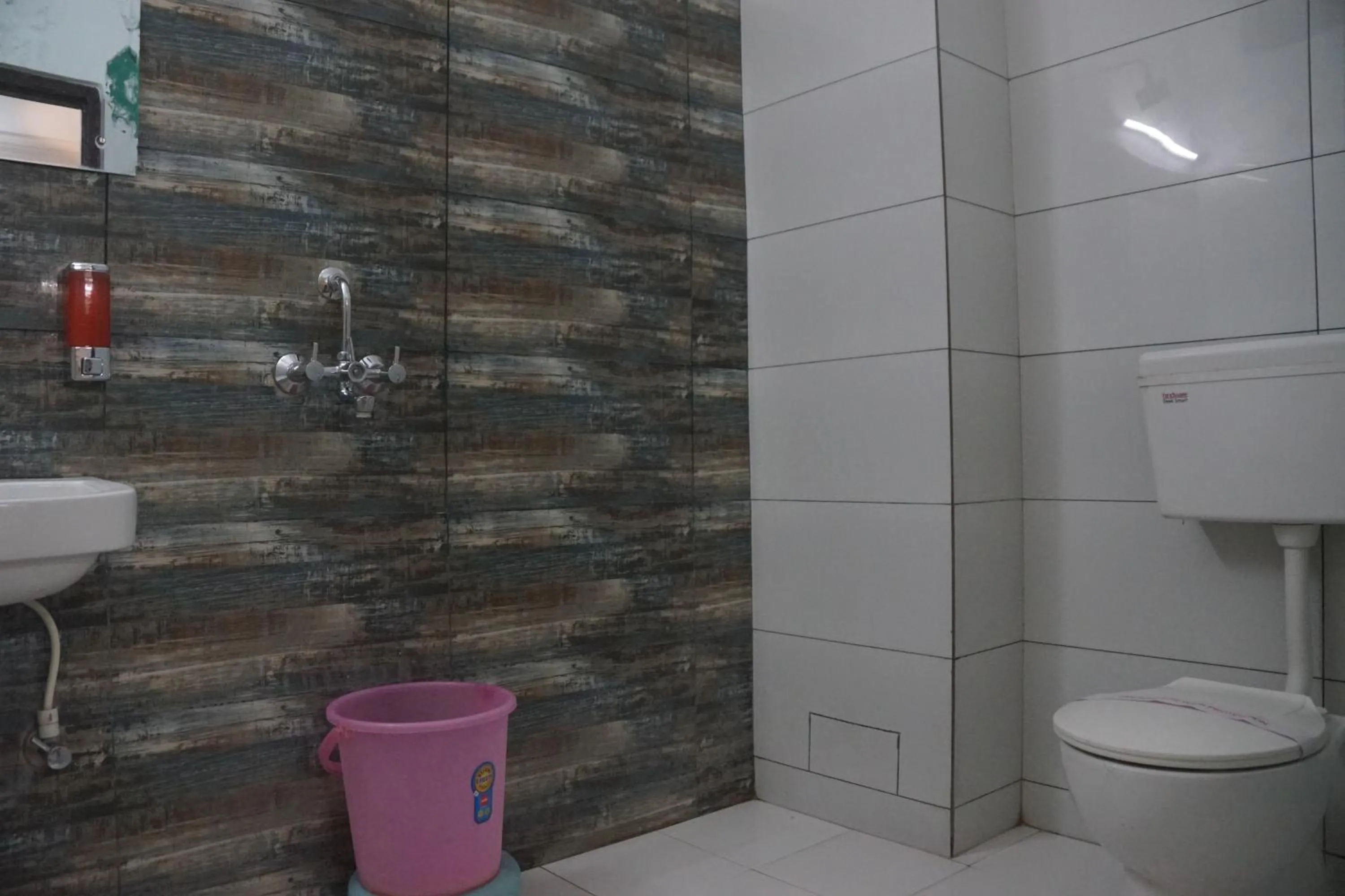 Shower in Subhash Hotel