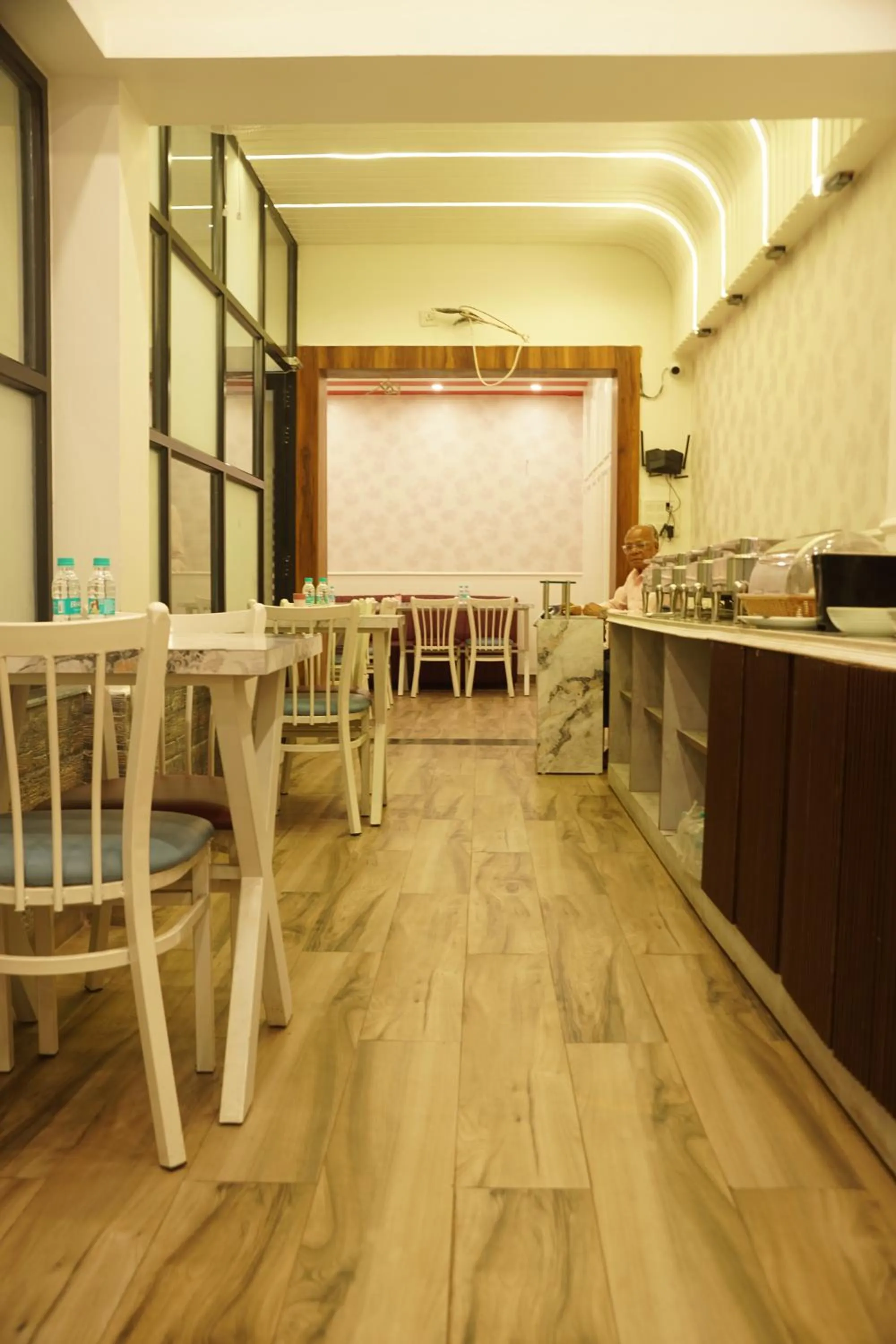 Restaurant/places to eat in Subhash Hotel