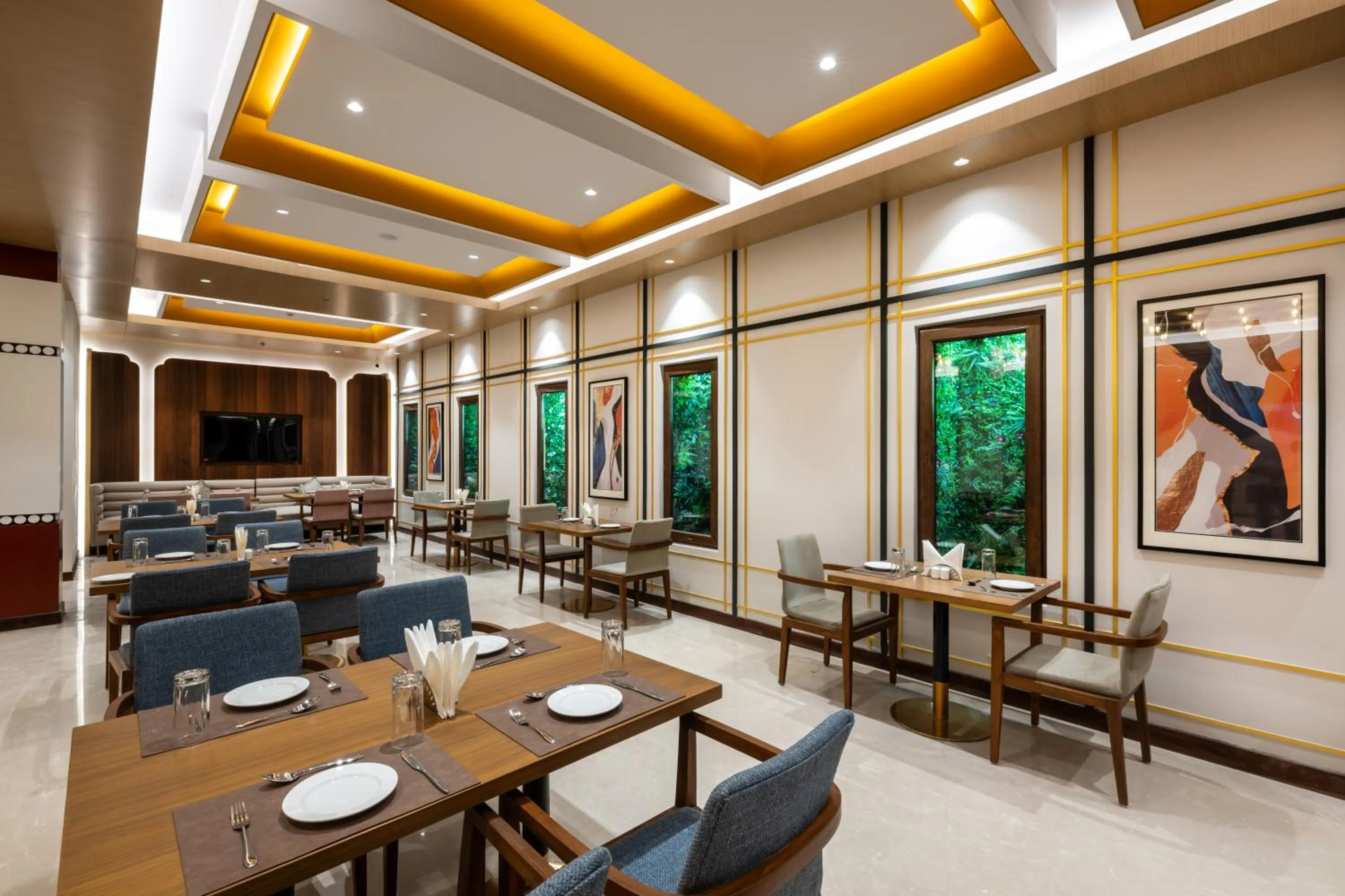 Restaurant/places to eat in Charmwood Hotel