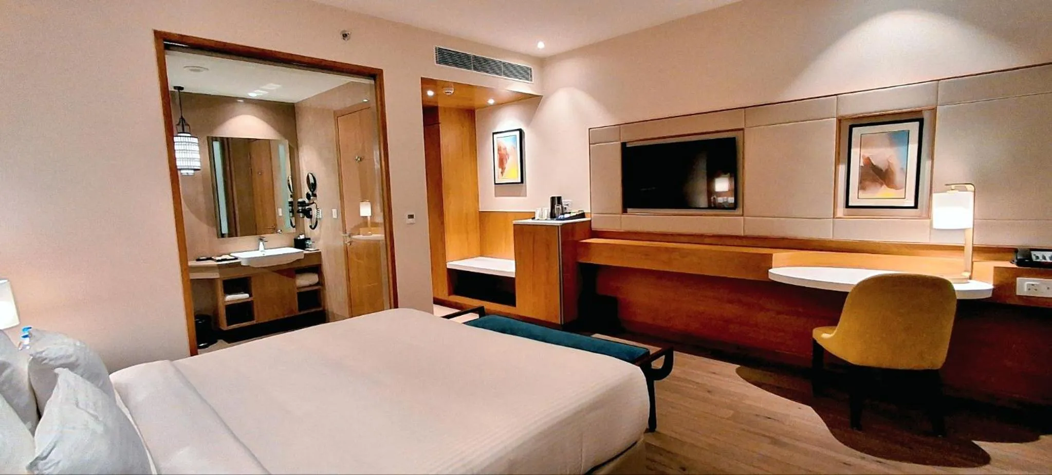 Photo of the whole room, Bed in Charmwood Hotel