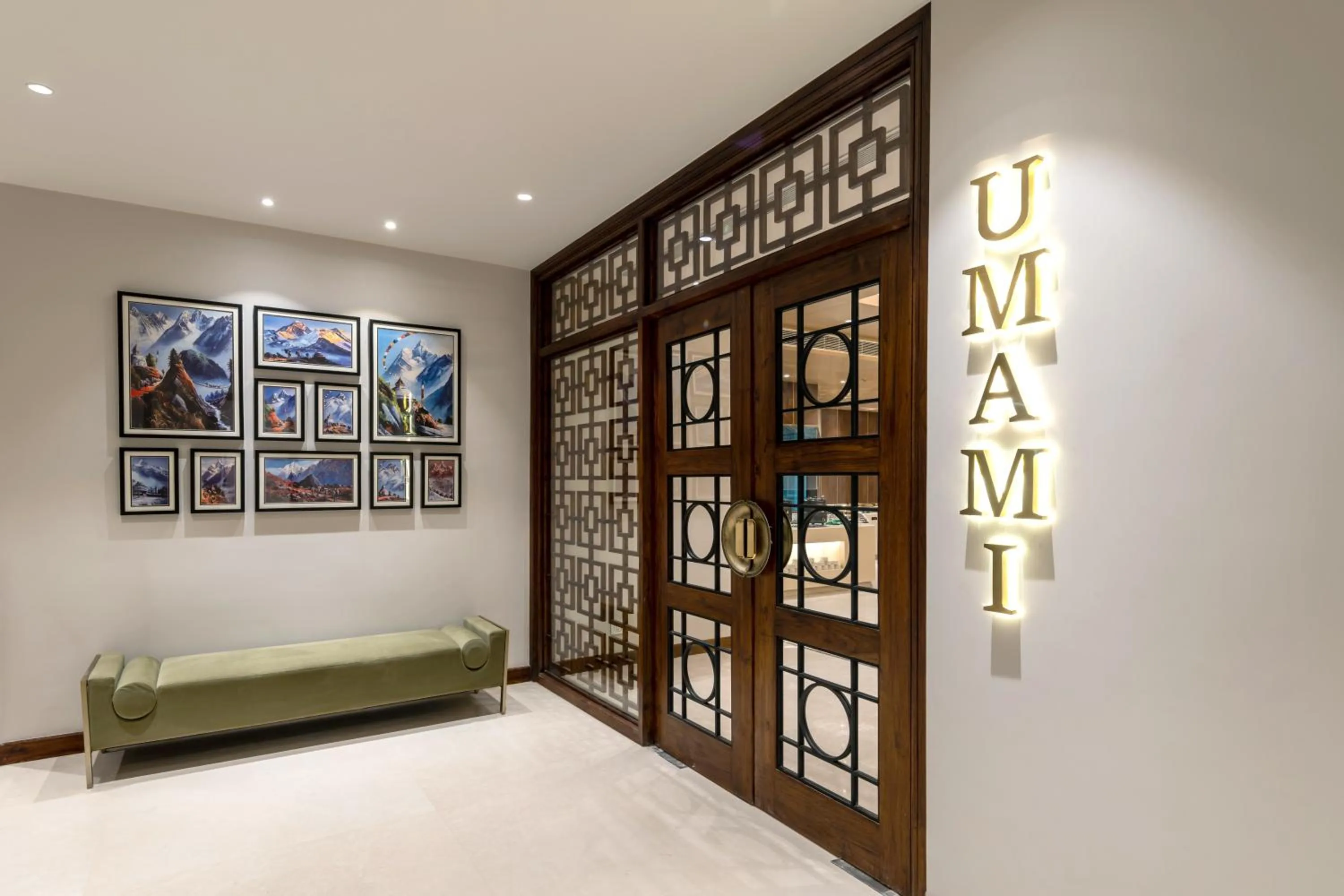 Restaurant/places to eat in Charmwood Hotel