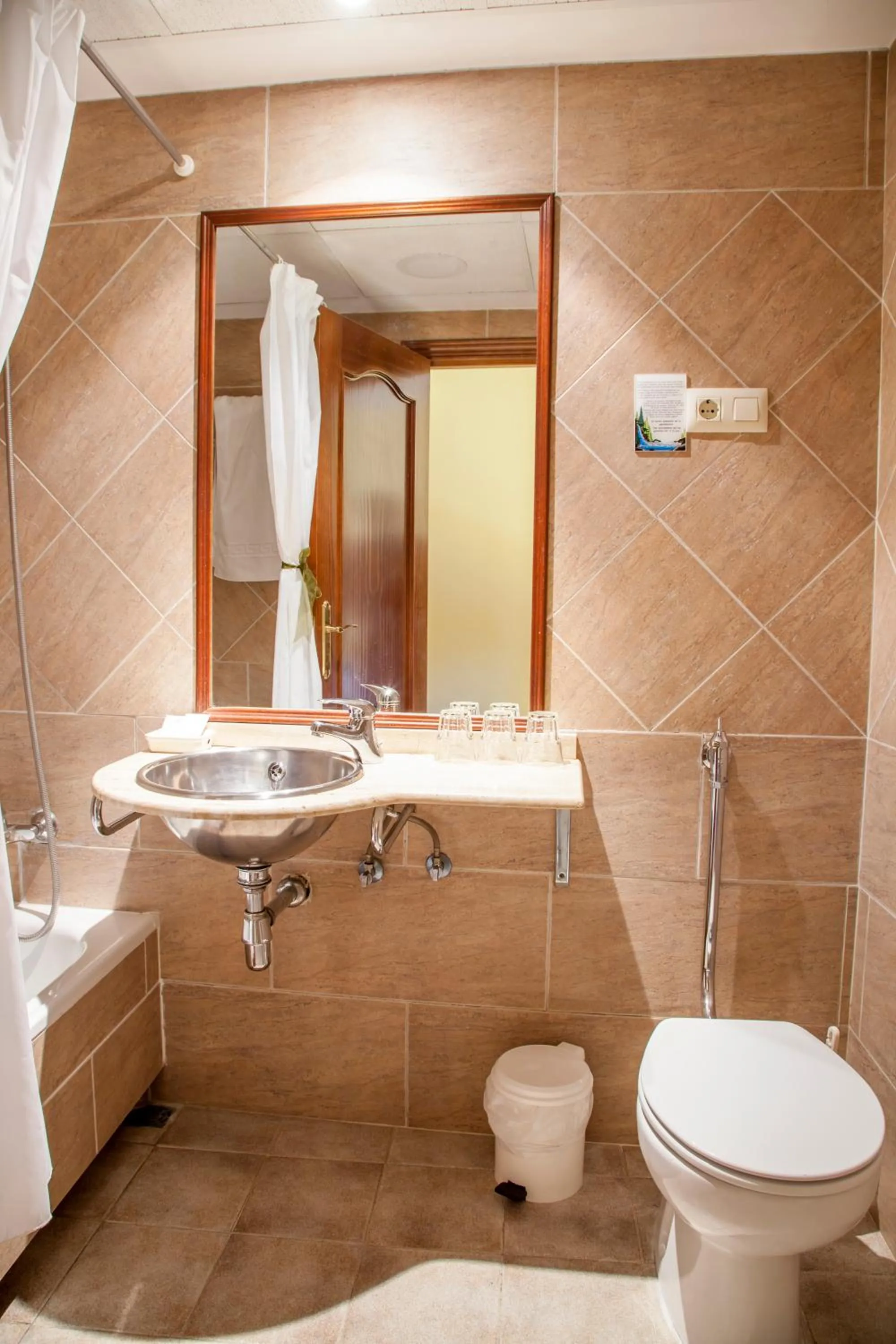 Bathroom in Hotel Mayno