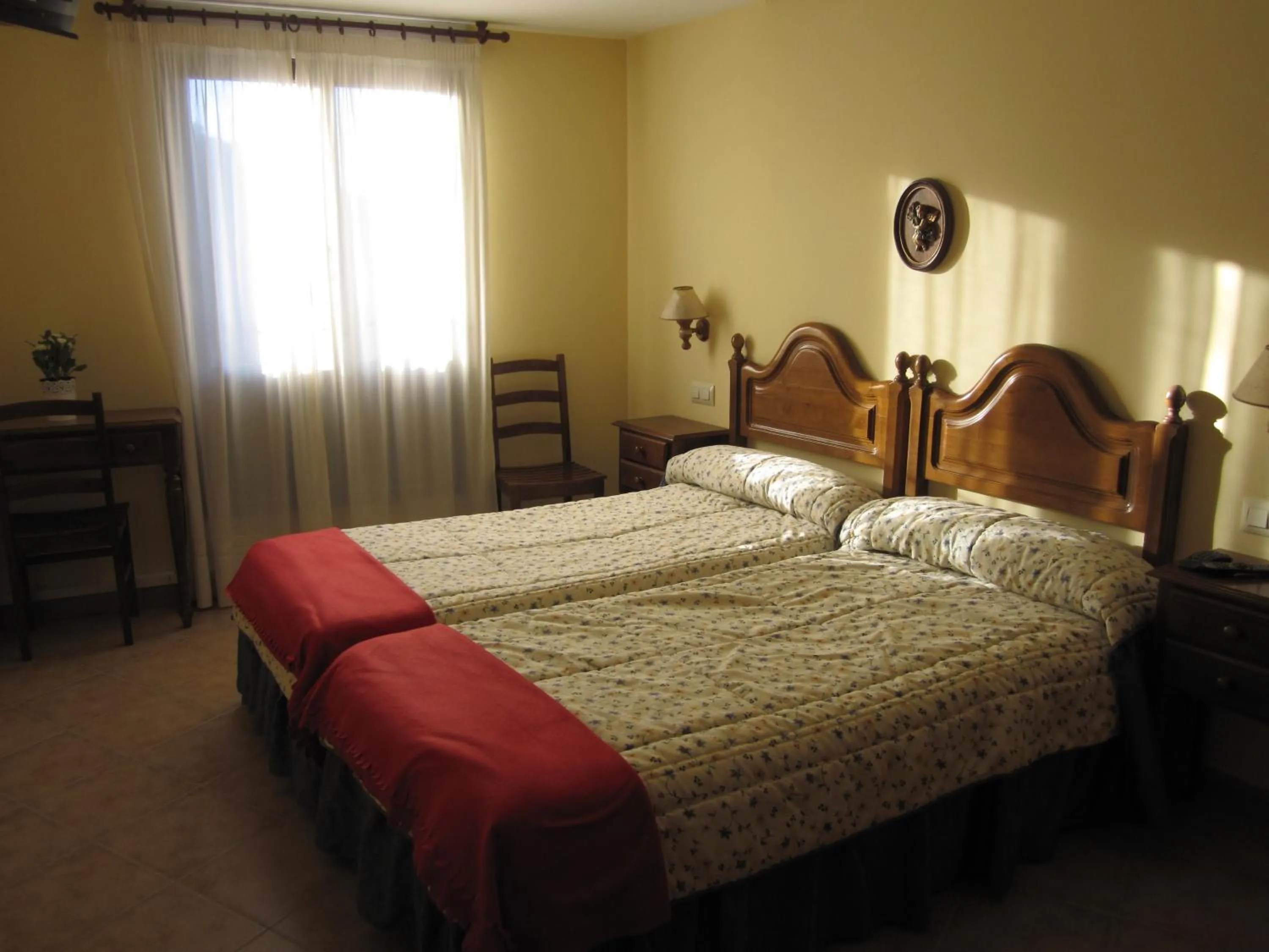 Bathroom, Bed in Hotel Mayno