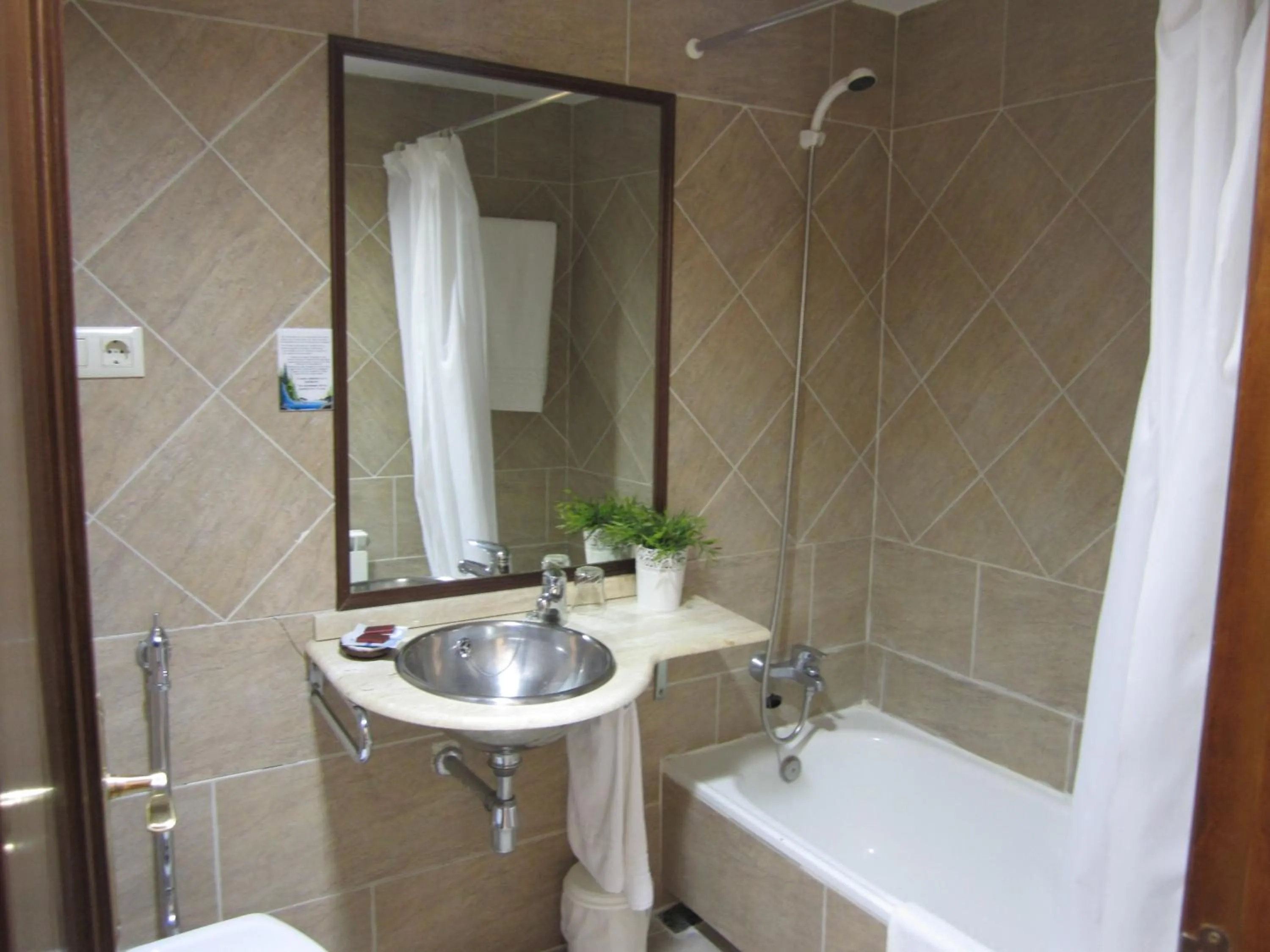 Bathroom in Hotel Mayno