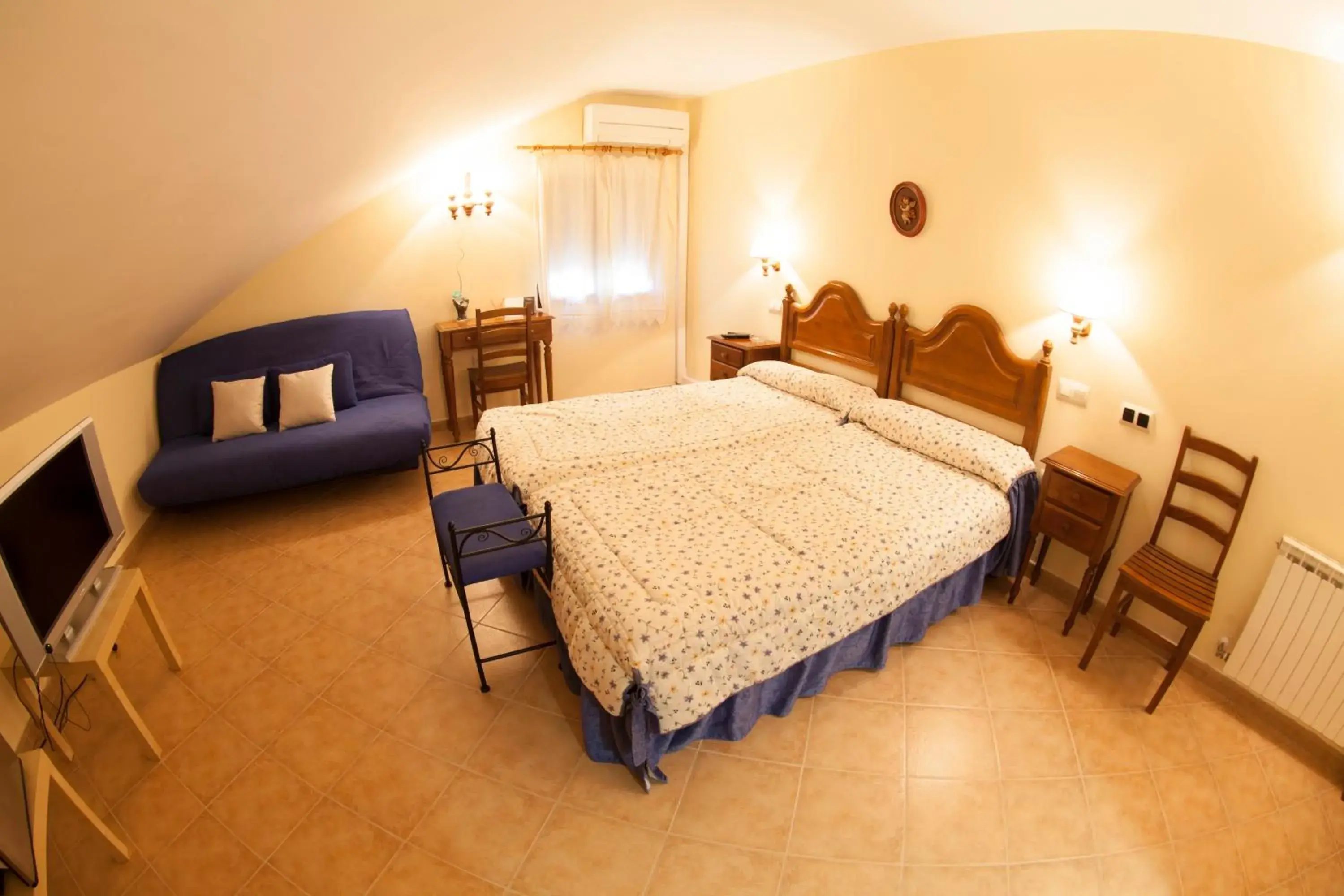 Twin Room in Hotel Mayno Twin Room in Hotel Mayno