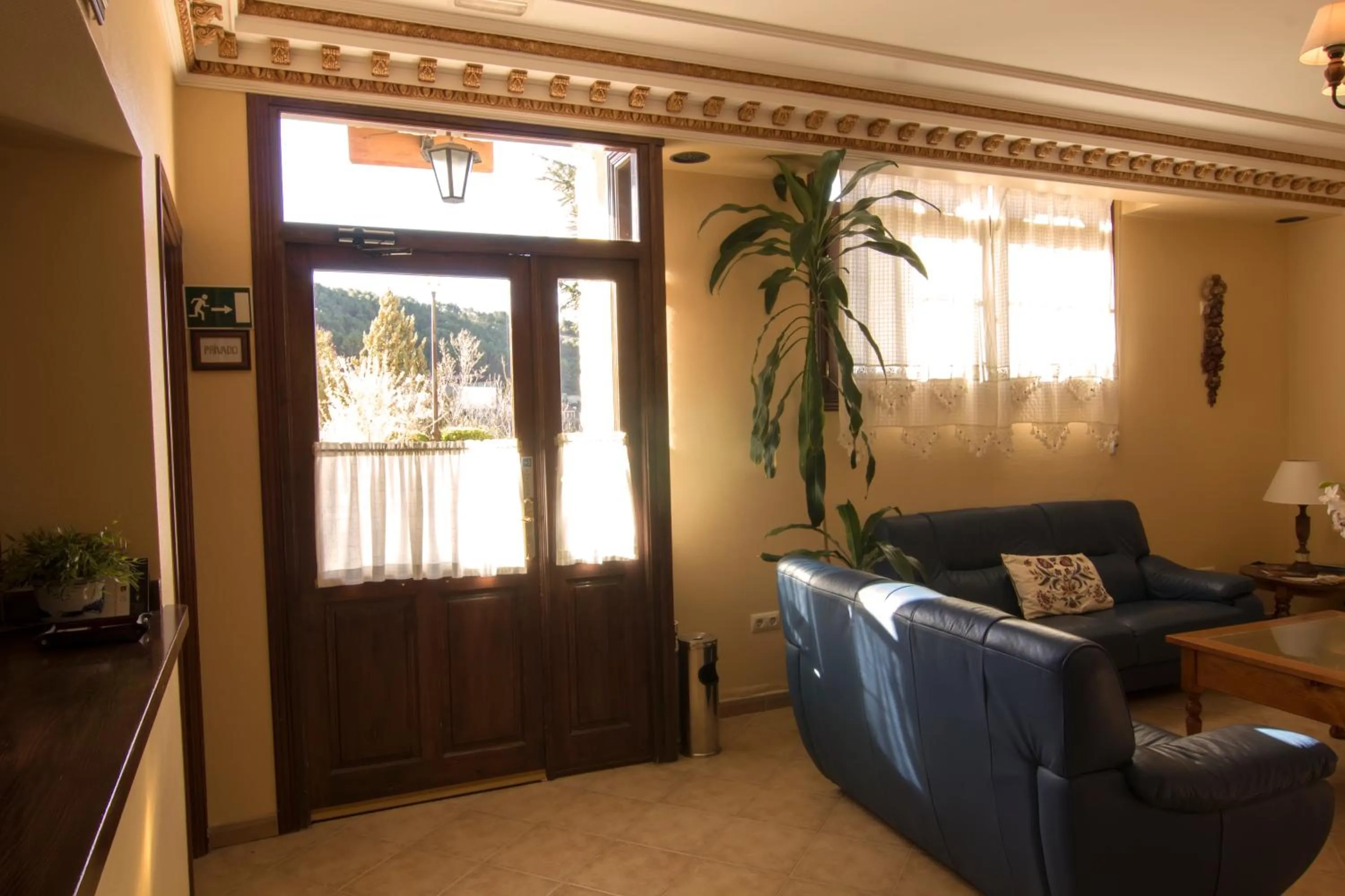 Communal lounge/ TV room in Hotel Mayno