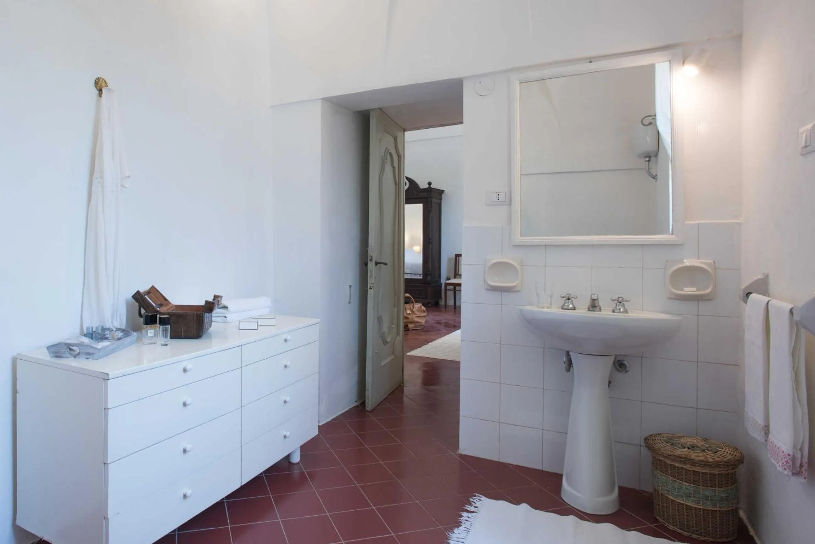 Bathroom in Castello di Casamassella - Marea Stays Collection