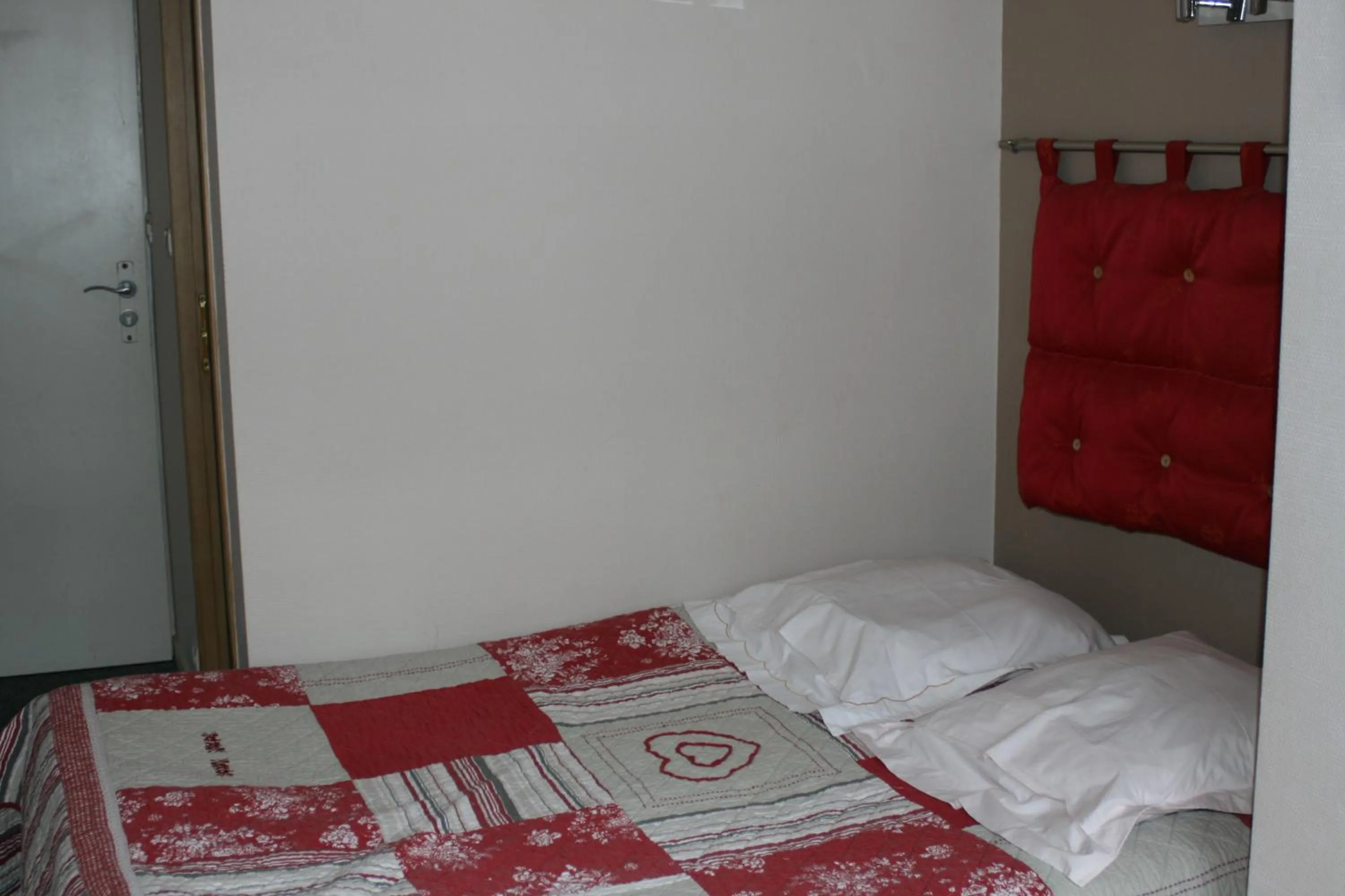 Photo of the whole room, Bed in Accueil Savoyard