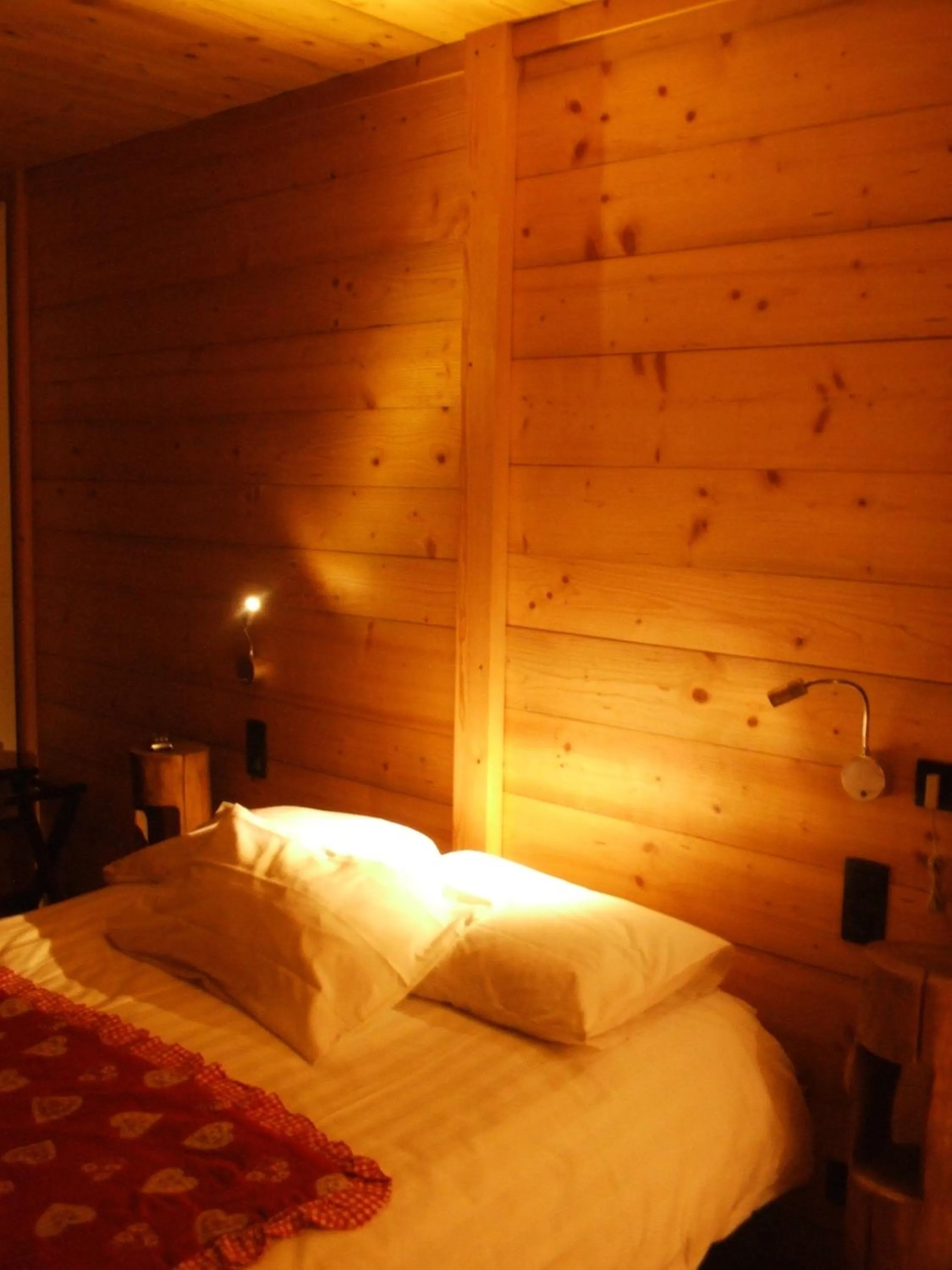 Photo of the whole room, Bed in Accueil Savoyard