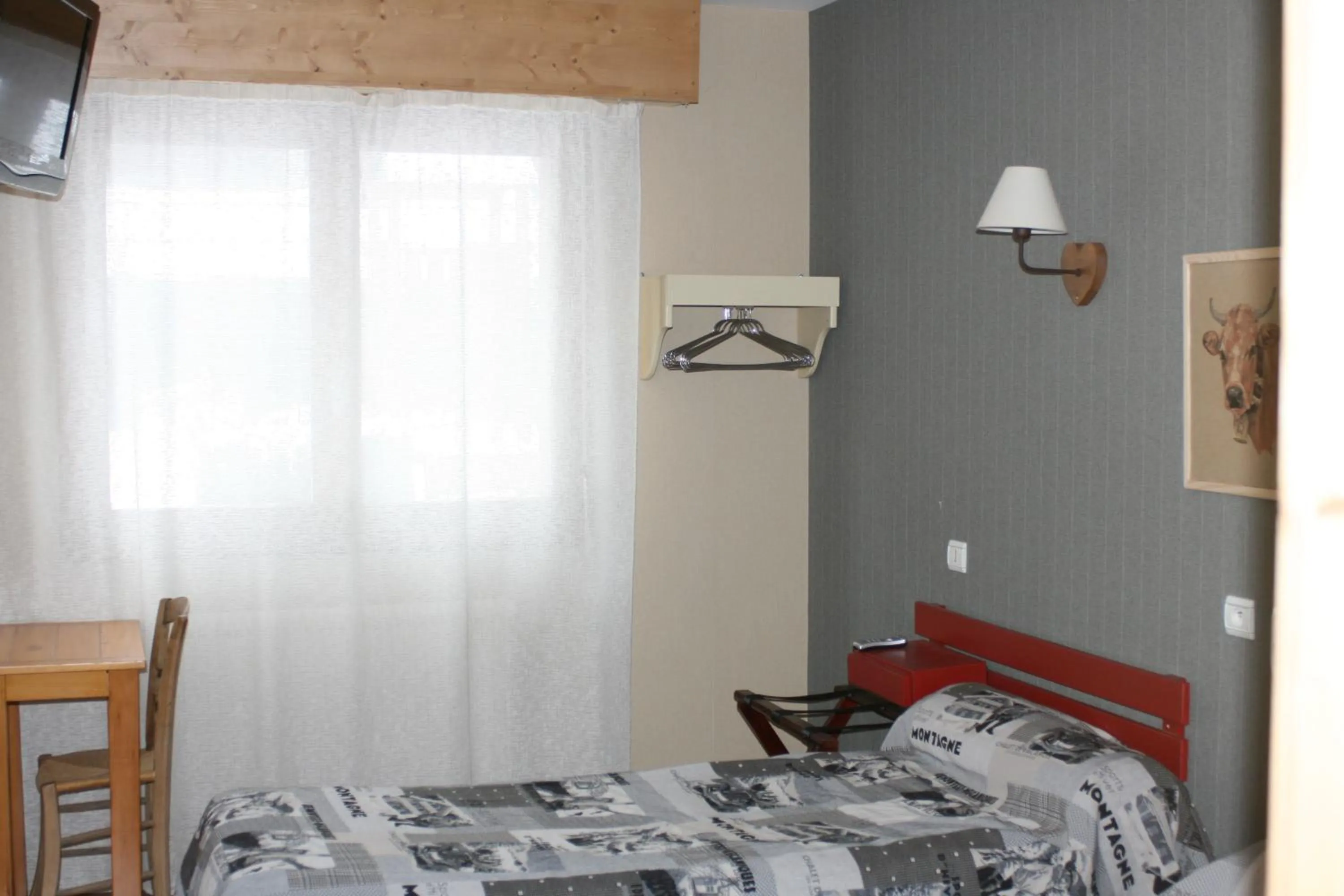 Photo of the whole room, Bed in Accueil Savoyard