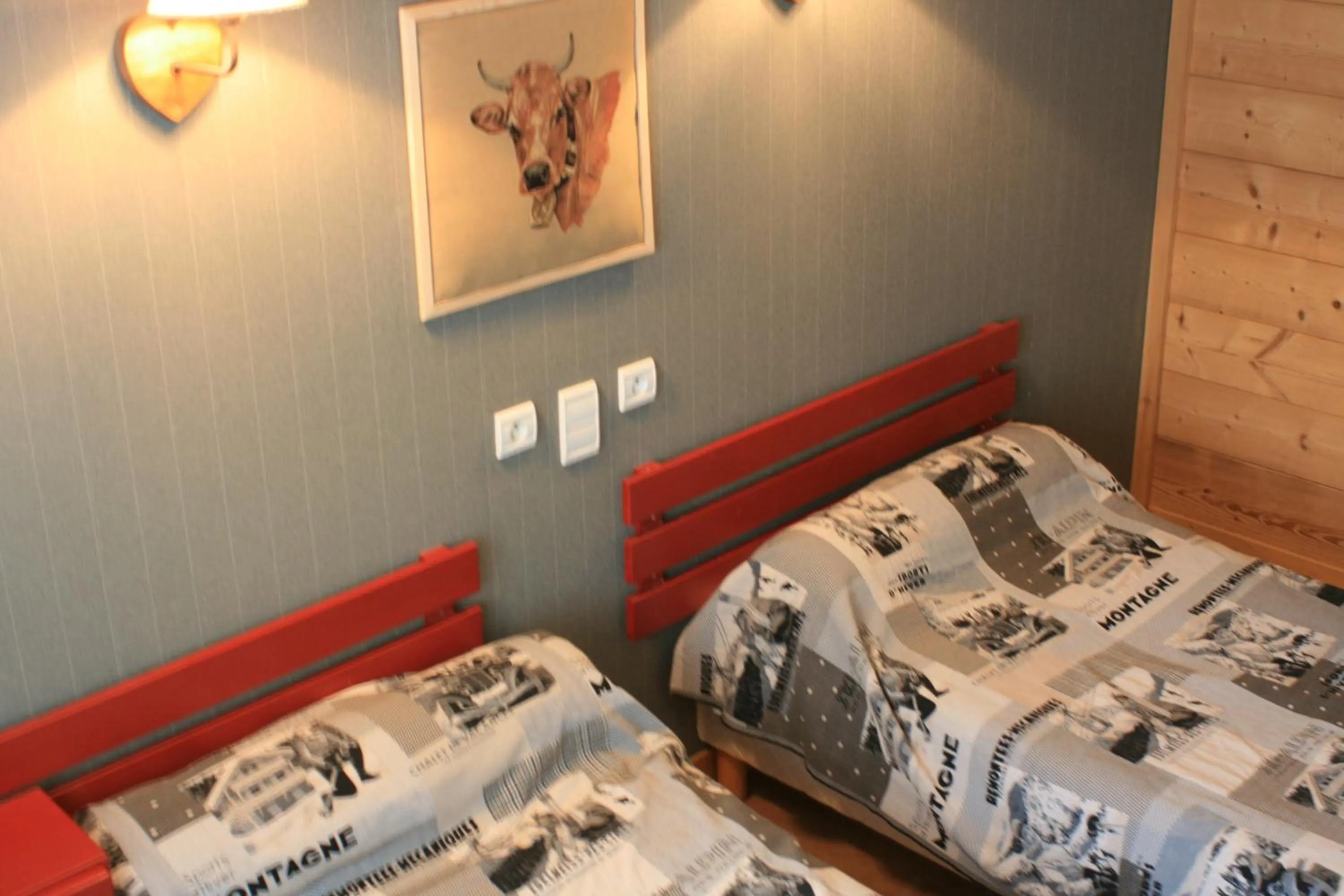 Photo of the whole room, Bed in Accueil Savoyard