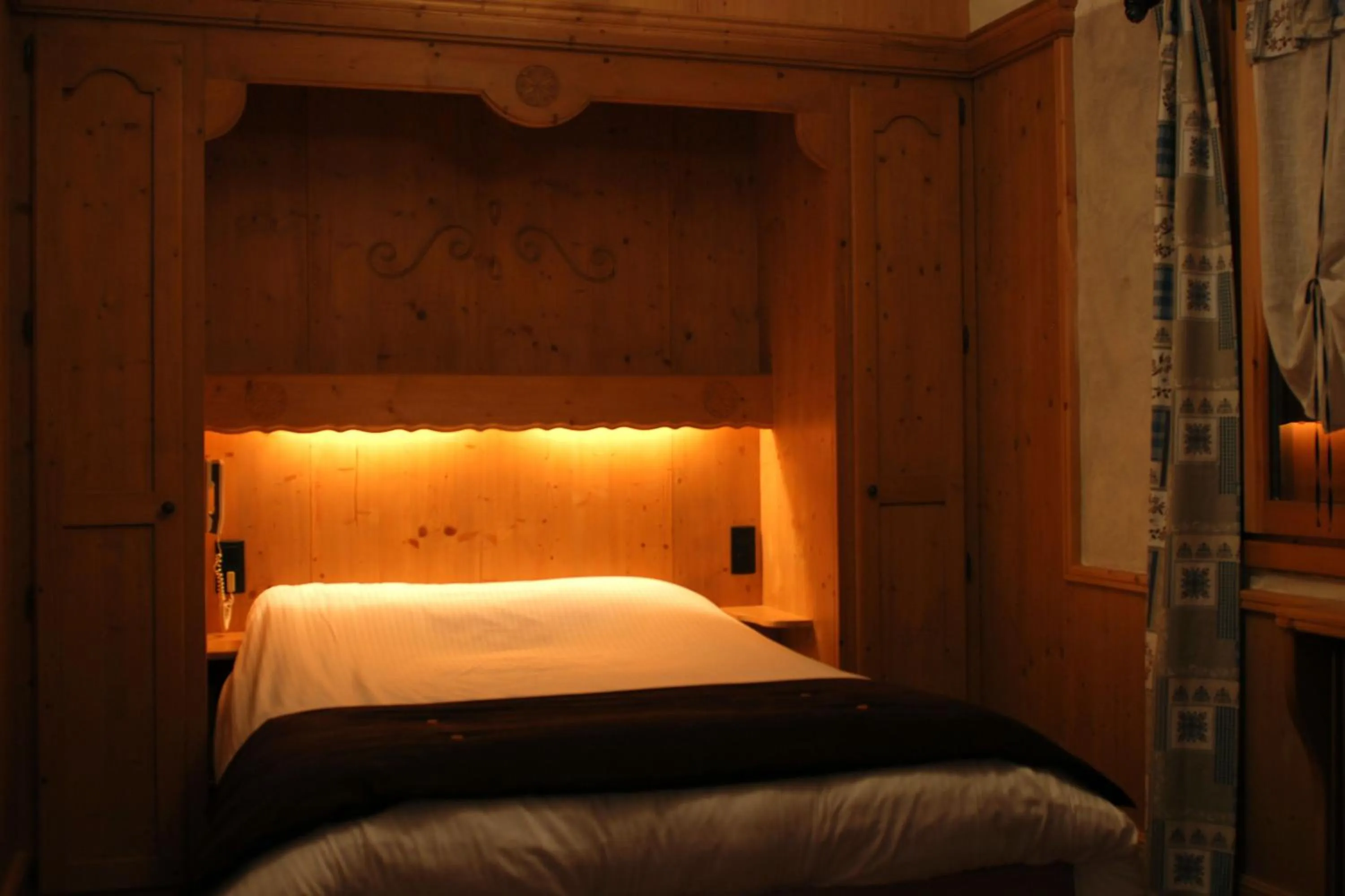Photo of the whole room, Bed in Accueil Savoyard