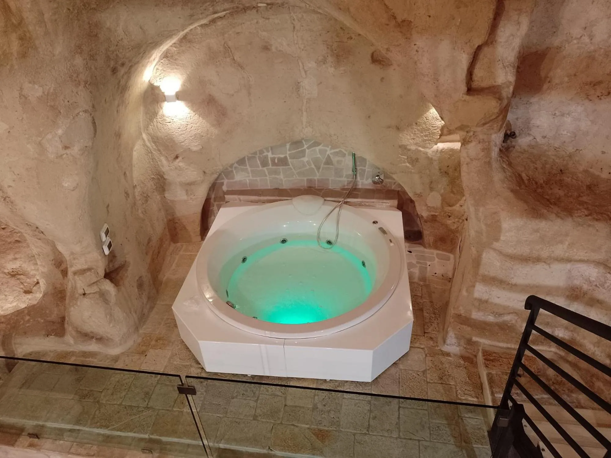 Hot Tub in L'Hotel In Pietra