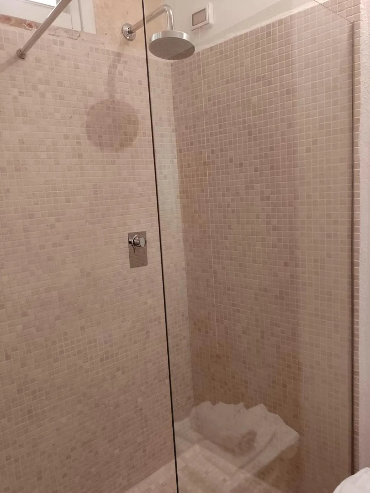 Shower in L'Hotel In Pietra