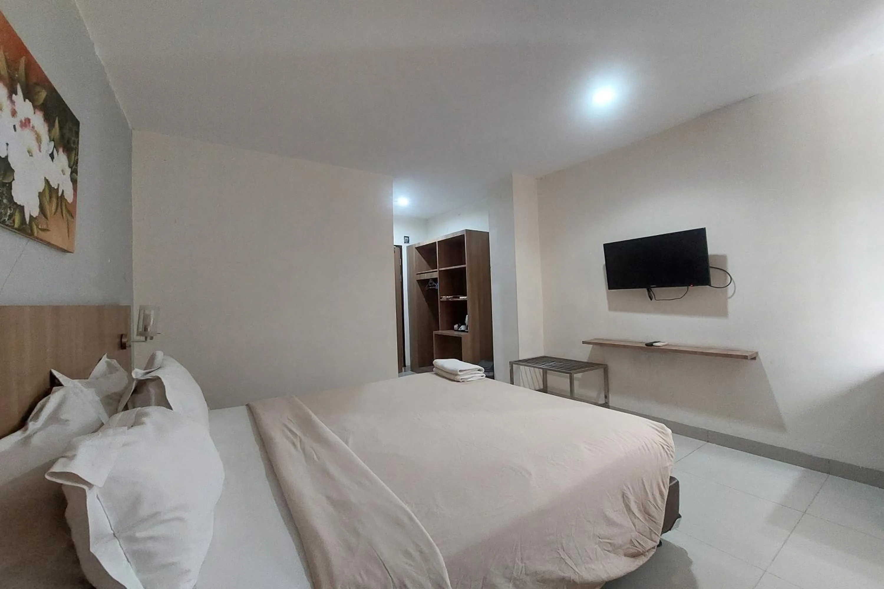 Bedroom, Bed in Kanasha Islami