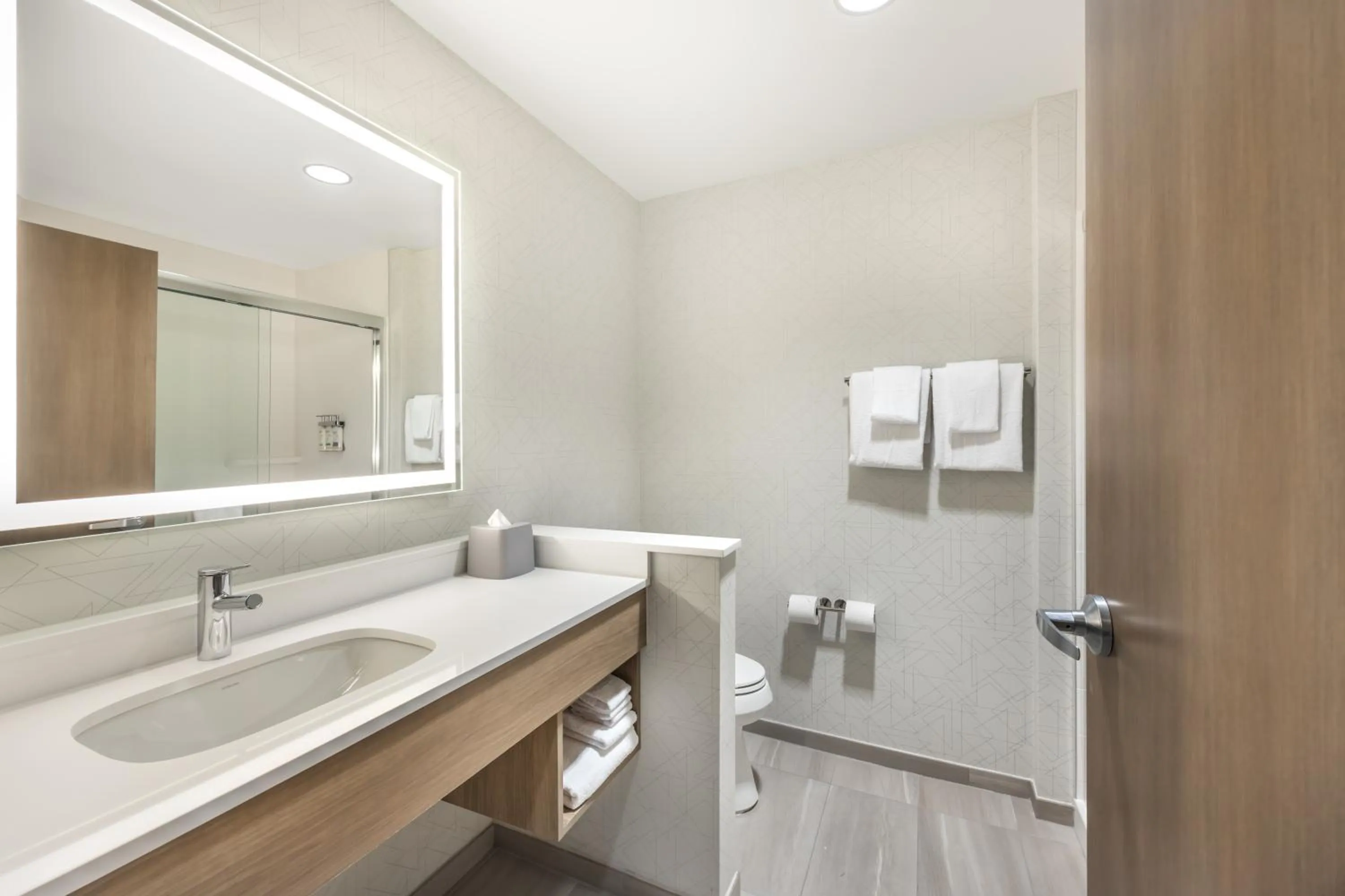 Holiday Inn Express & Suites Nashville West End - Univ Area by IHG