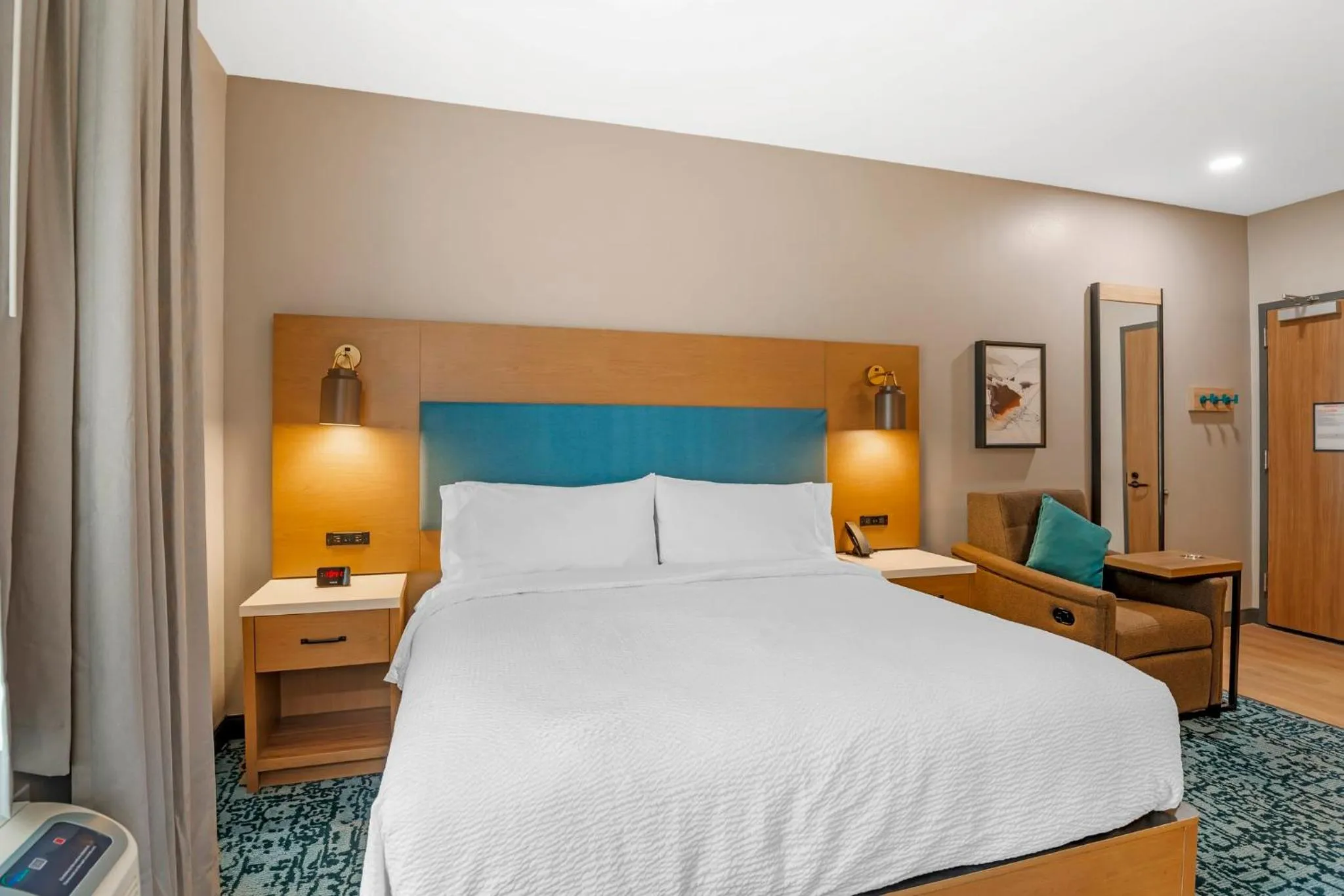 Photo of the whole room, Bed in Candlewood Suites Chester - Richmond by IHG