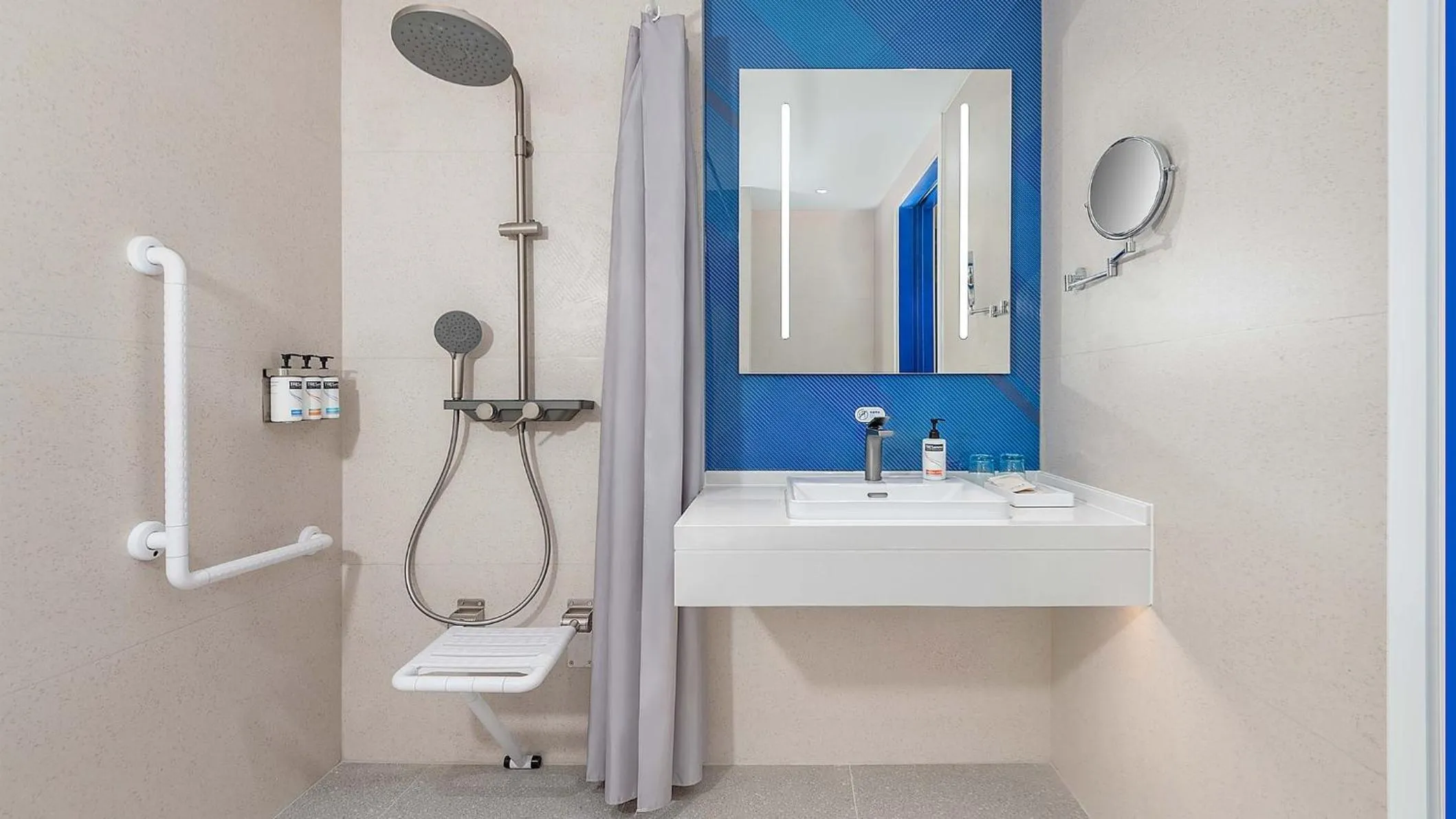 Photo of the whole room in Holiday Inn Express Foshan Shunde Lecong by IHG