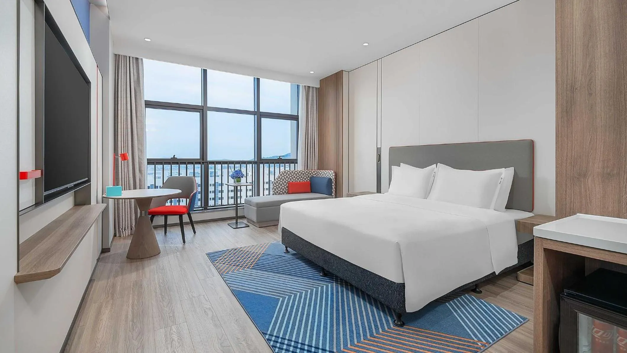 Photo of the whole room, Bed in Holiday Inn Express Foshan Shunde Lecong by IHG
