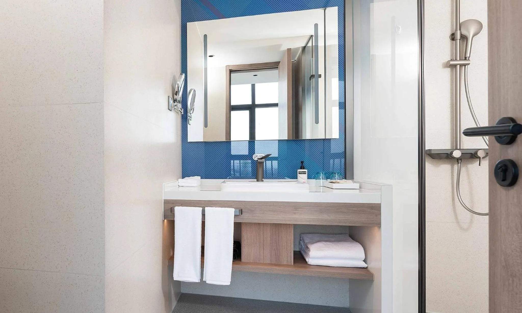 Photo of the whole room in Holiday Inn Express Foshan Shunde Lecong by IHG