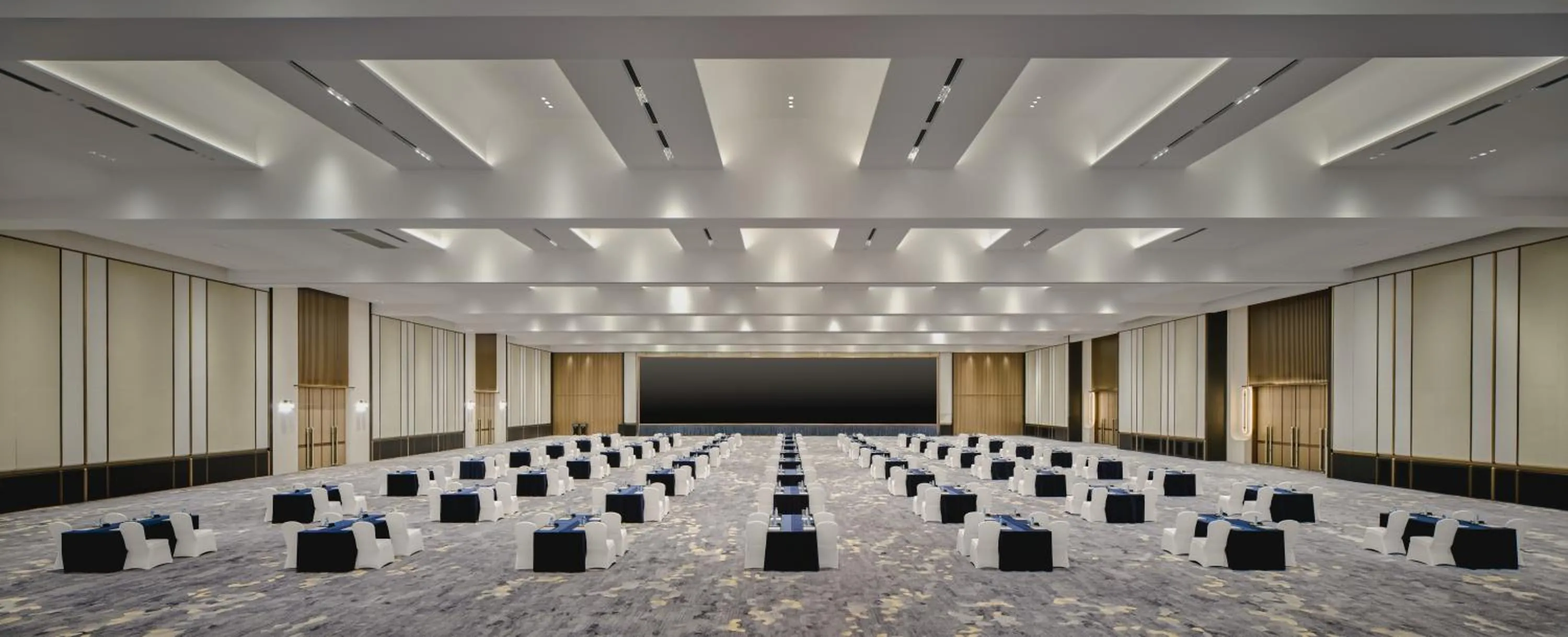 Meeting/conference room in Crowne Plaza Kunshan East by IHG