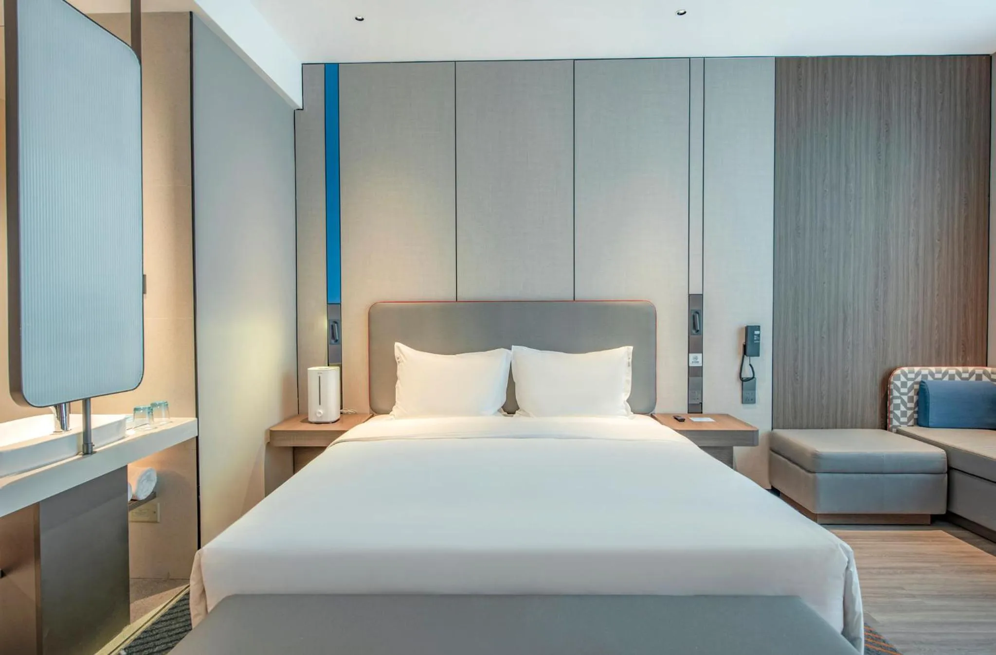 Photo of the whole room, Bed in Holiday Inn Express Yinchuan Lanxi Valley Plaza by IHG