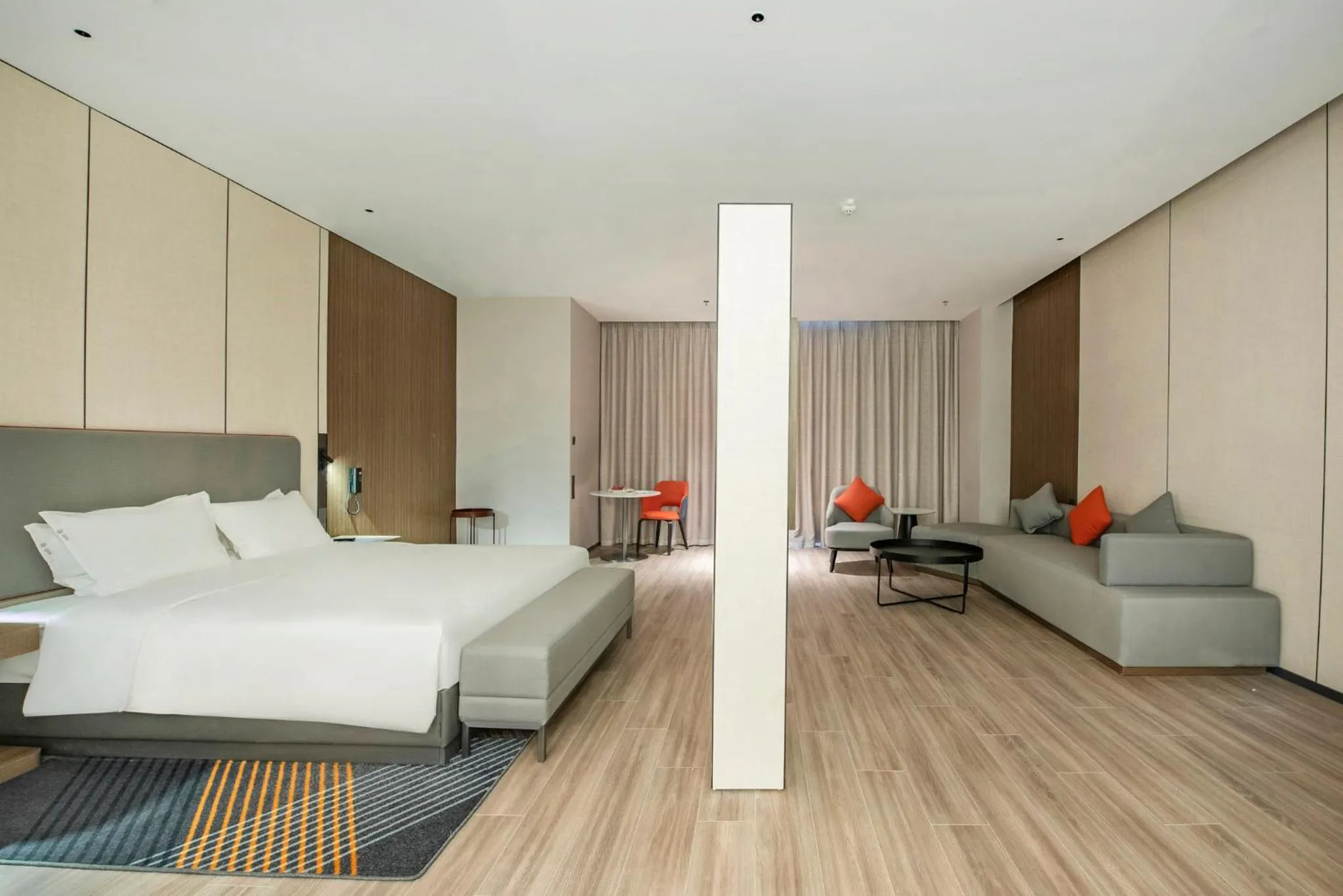 Photo of the whole room, Bed in Holiday Inn Express Yinchuan Lanxi Valley Plaza by IHG