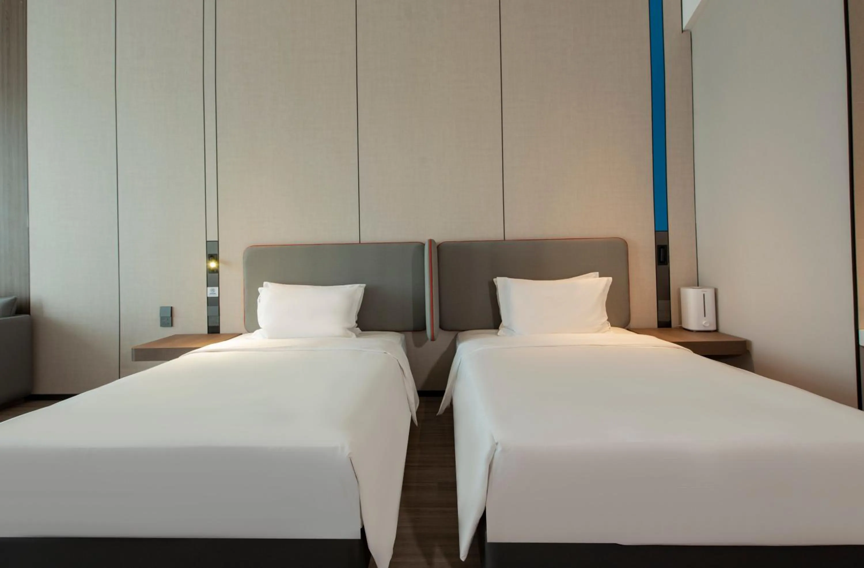 Photo of the whole room, Bed in Holiday Inn Express Yinchuan Lanxi Valley Plaza by IHG