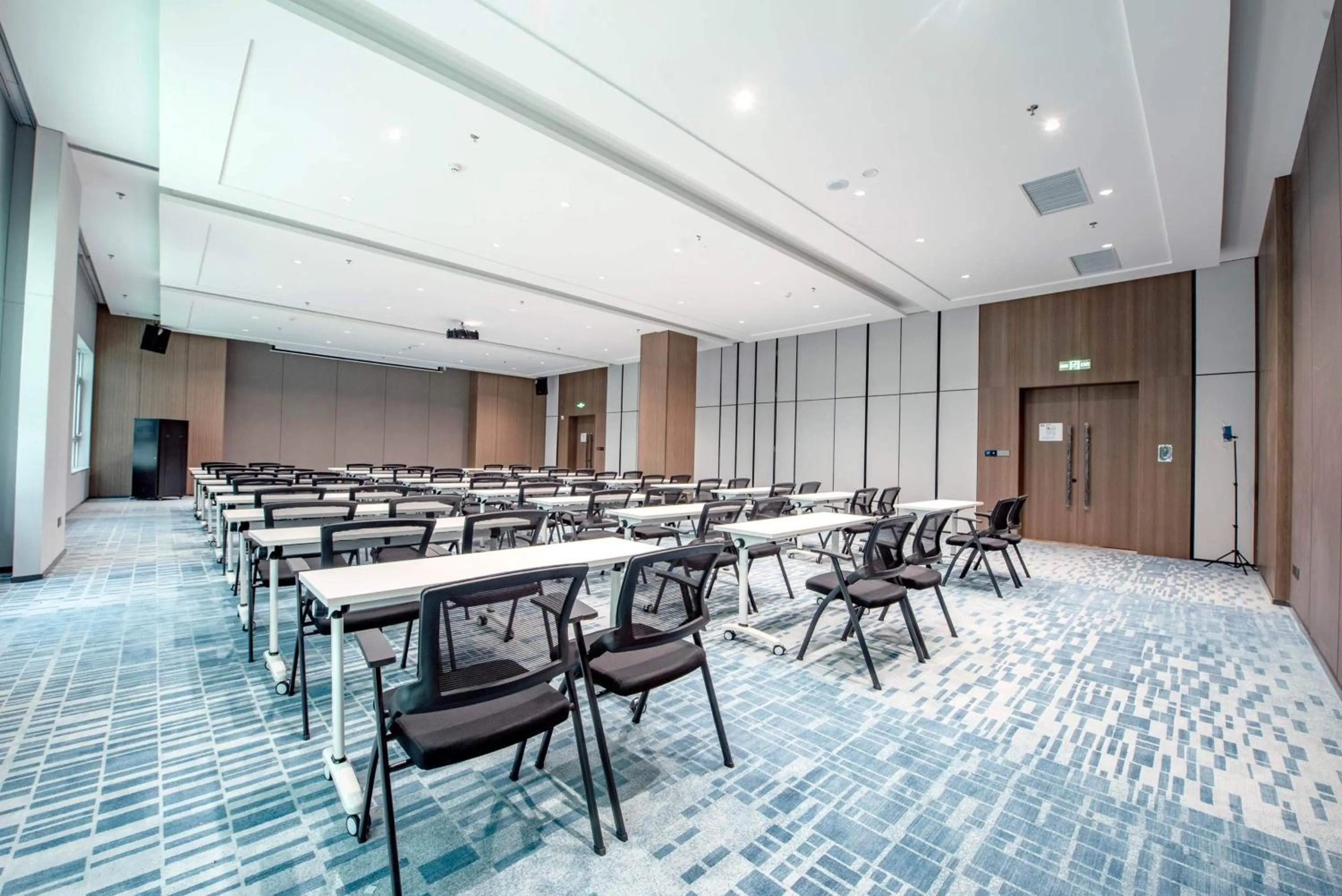 Meeting/conference room in Holiday Inn Express Yinchuan Lanxi Valley Plaza by IHG