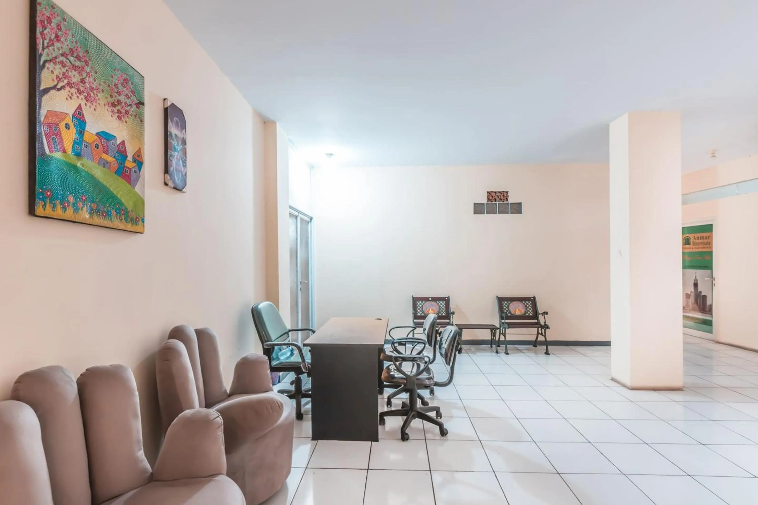 Lobby or reception in Hotel O J&b Room Pramuka