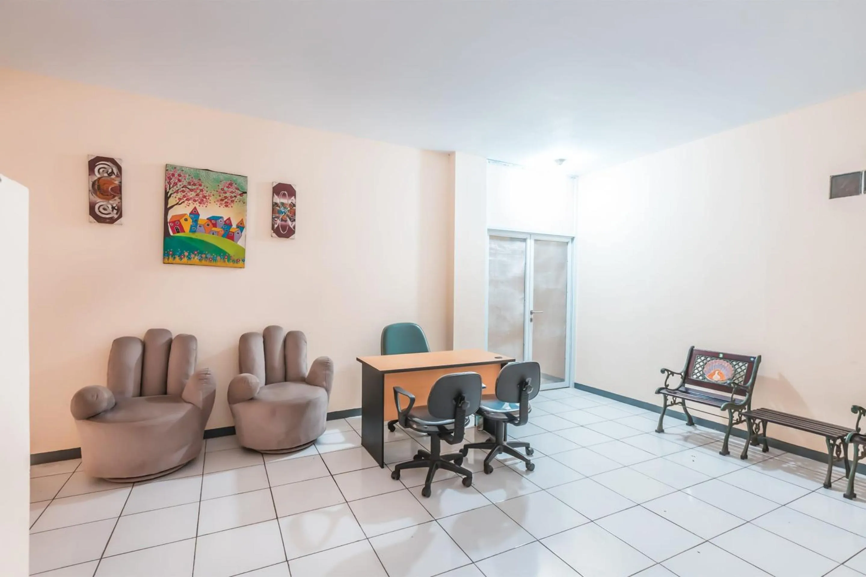 Lobby or reception in Hotel O J&b Room Pramuka