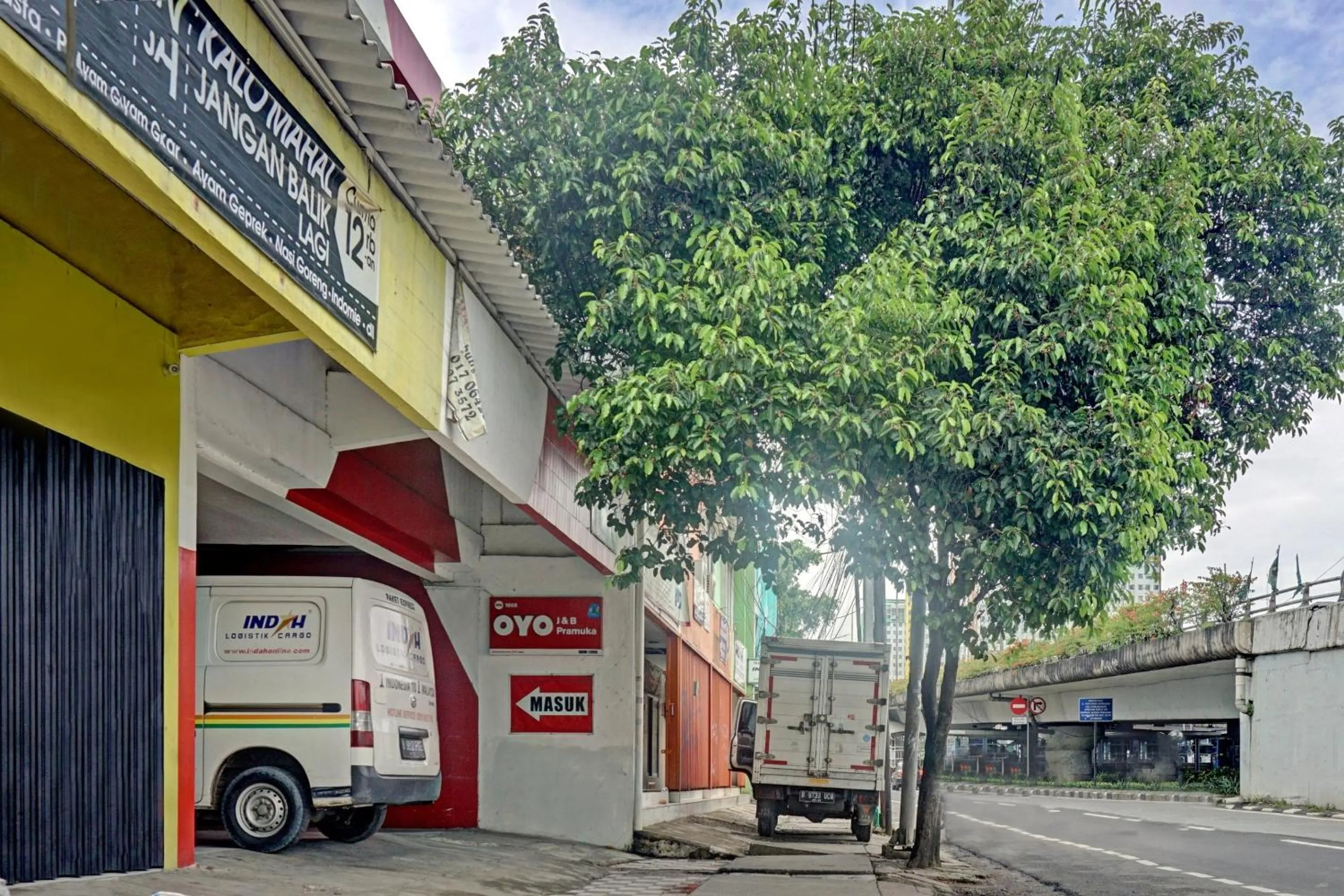 Facade/entrance in Hotel O J&b Room Pramuka