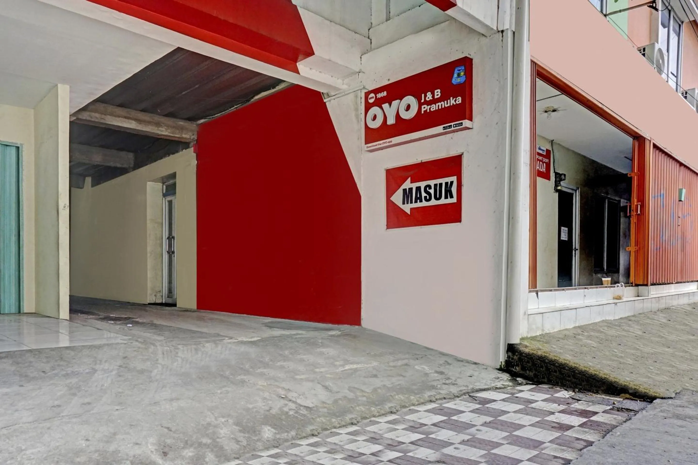 Facade/entrance in Hotel O J&b Room Pramuka