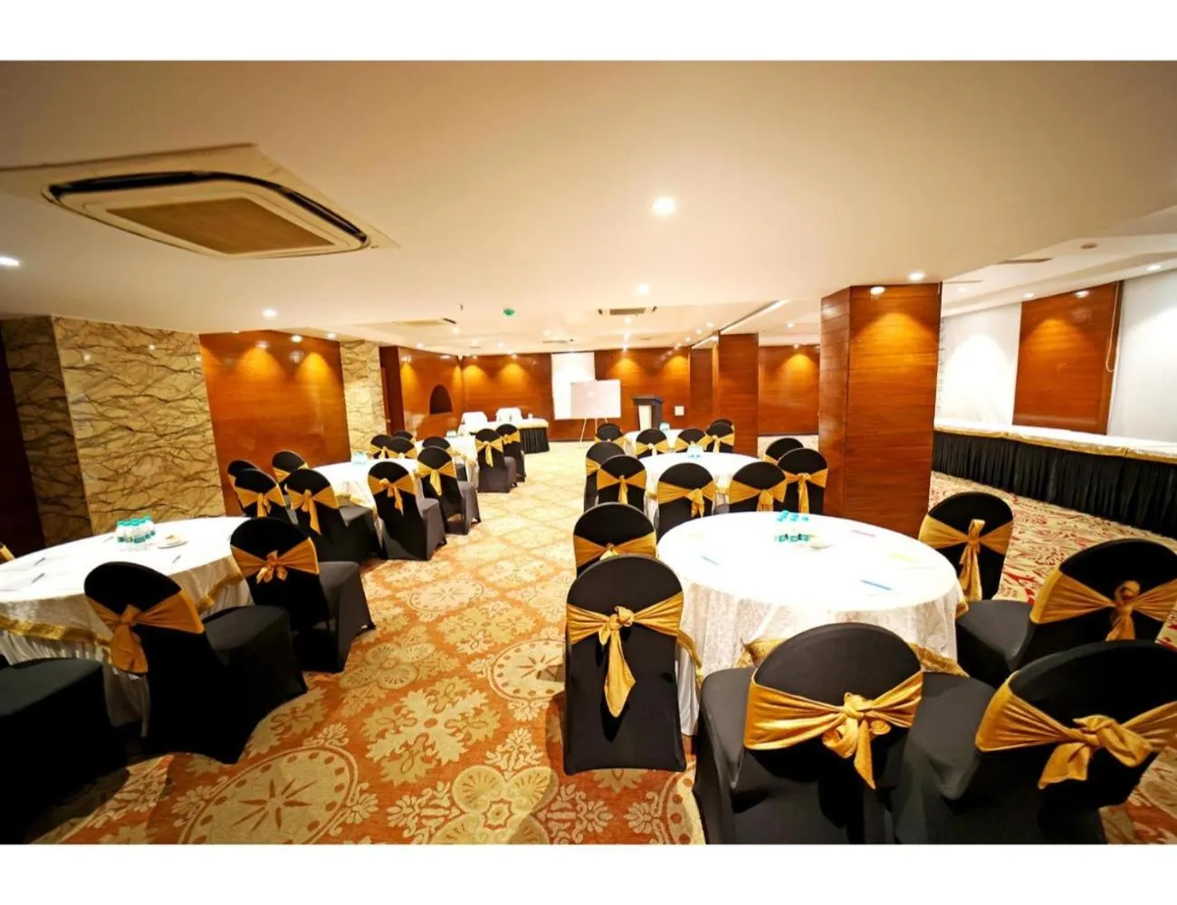 Restaurant/places to eat in The Red Velvet Hotel Samarpan, Patna