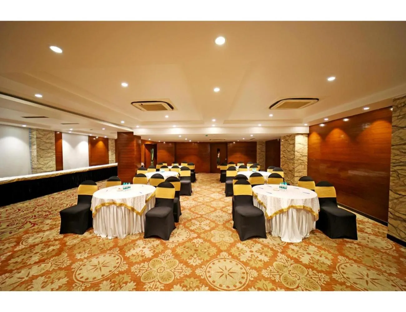 Restaurant/places to eat in The Red Velvet Hotel Samarpan, Patna