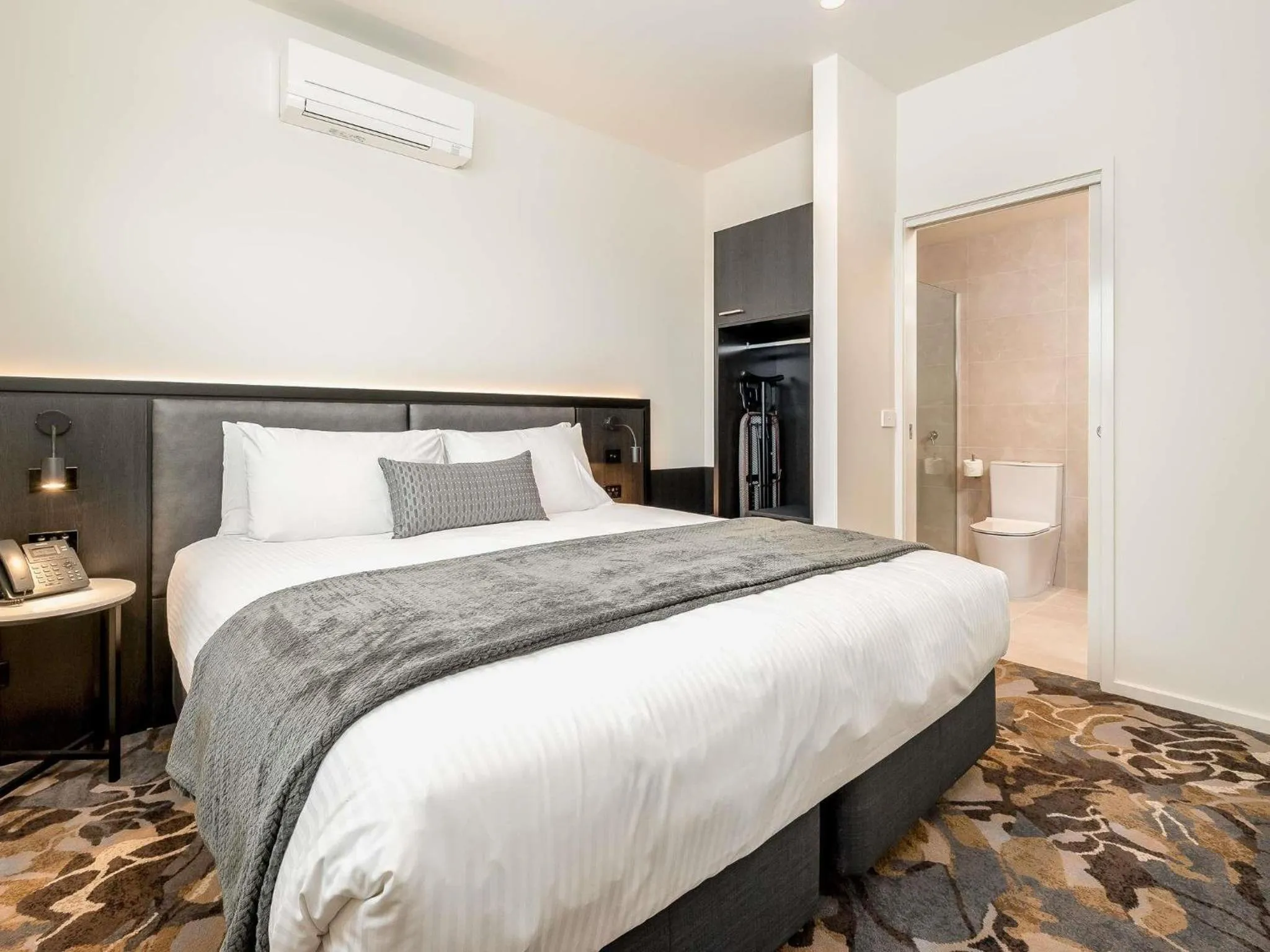 Bedroom, Bed in Mantra Shepparton