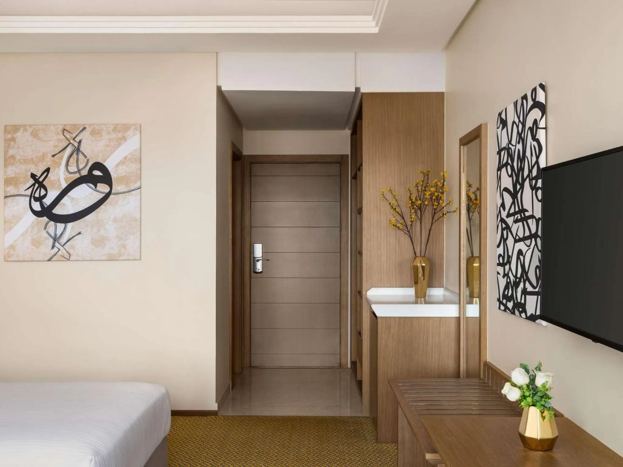 Facade/entrance, Bed in Mercure Muscat