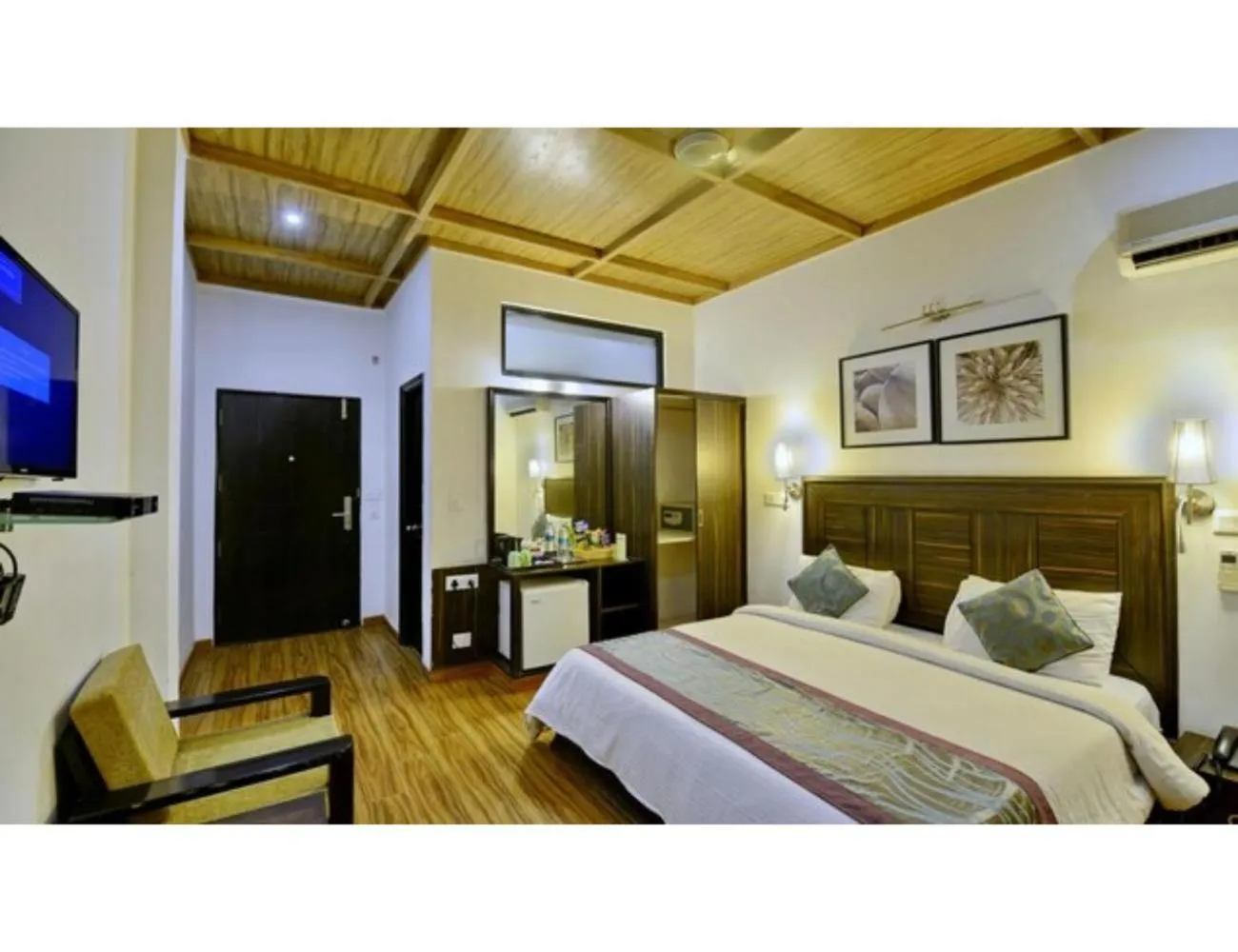 Communal lounge/ TV room in Hotel Kasauli Exotica, Himachal Pradesh