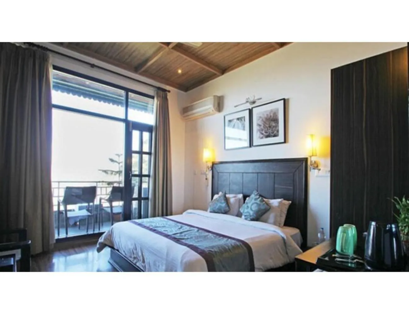 Bed in Hotel Kasauli Exotica, Himachal Pradesh