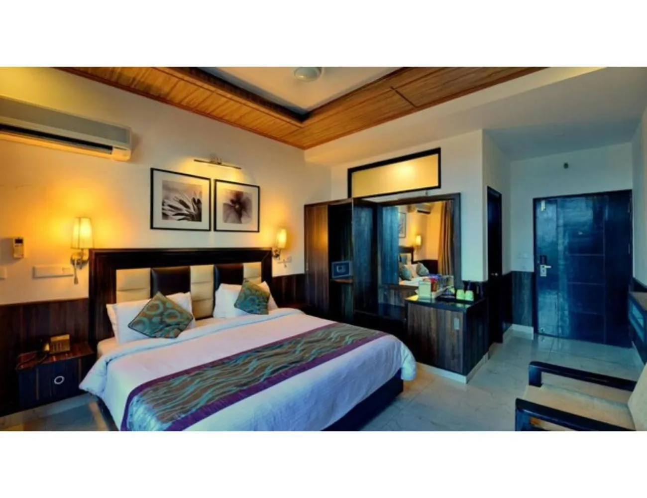 Bed in Hotel Kasauli Exotica, Himachal Pradesh