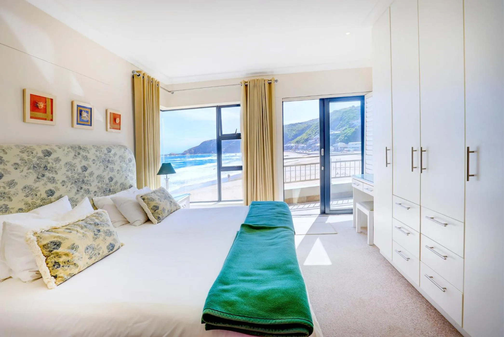 Bed in Makarios on Sea