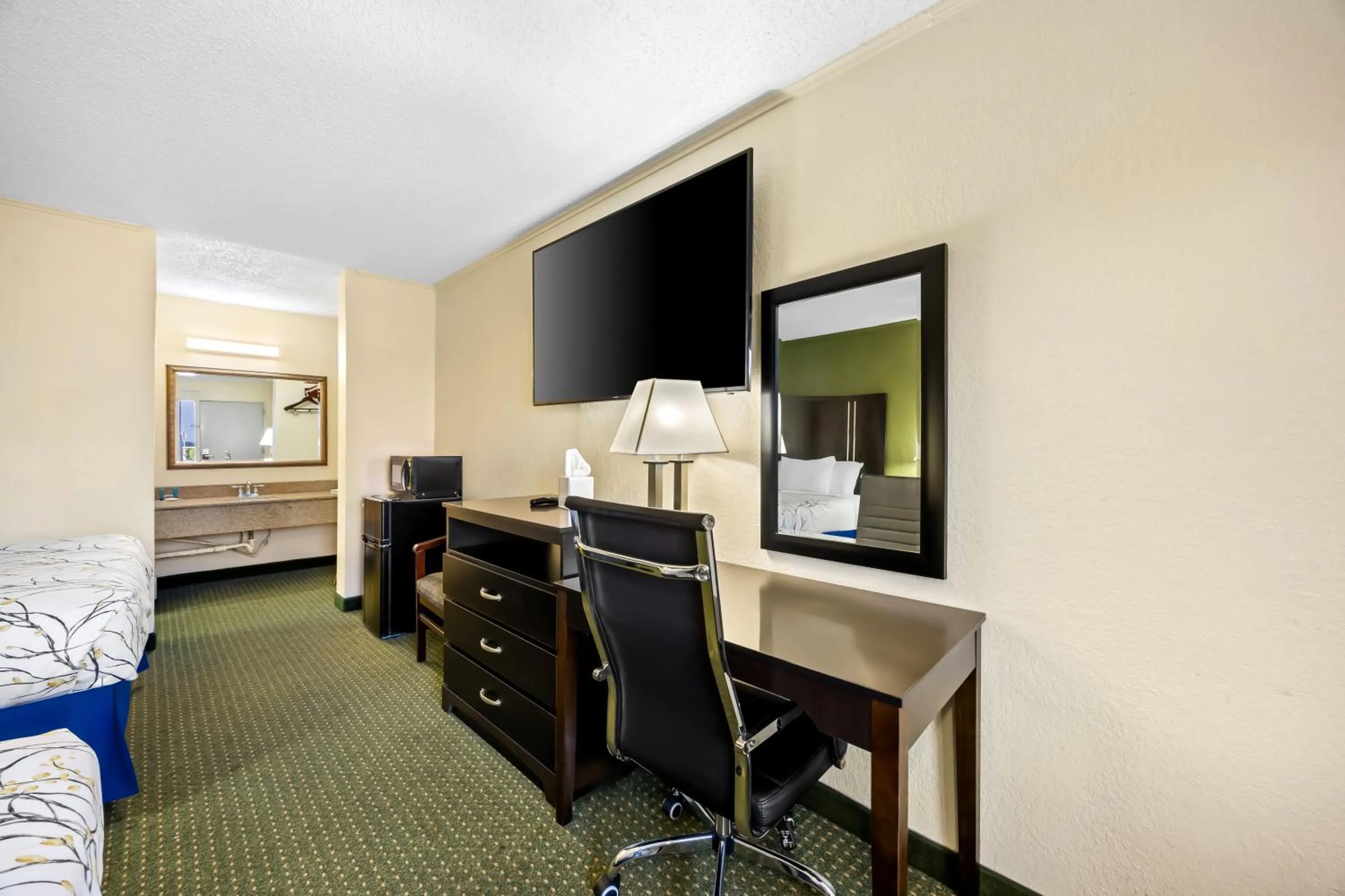 TV and multimedia in America's Best Value Inn-Columbia