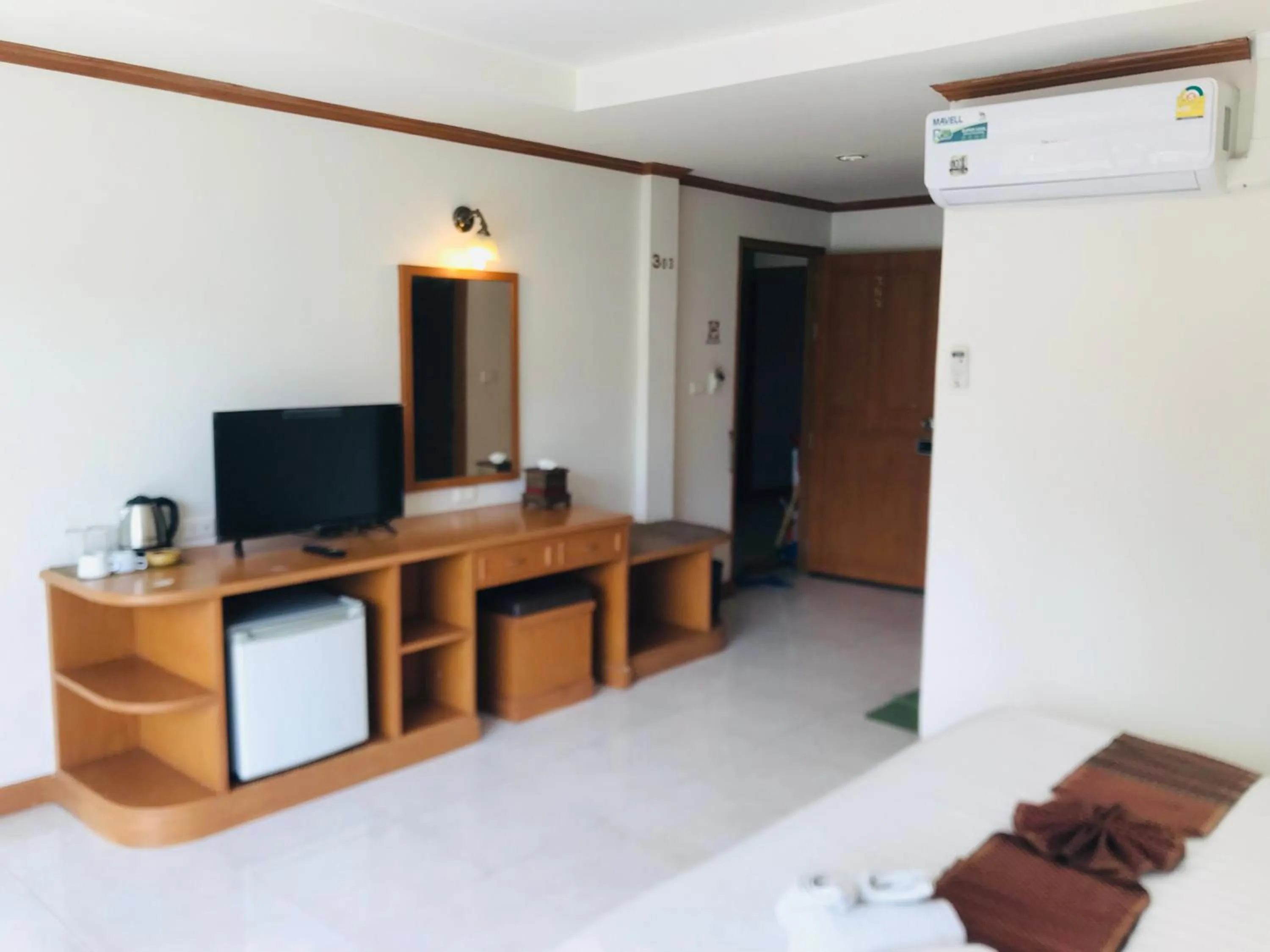 Communal lounge/ TV room, Bed in Global Hotel Beach View