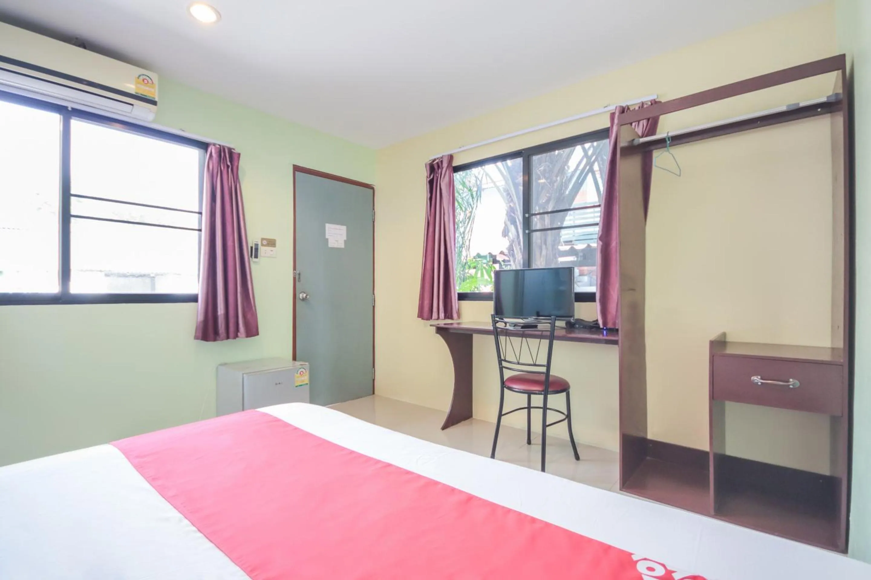 Bedroom, TV/Entertainment Center in OYO 1163 Eden Hostel