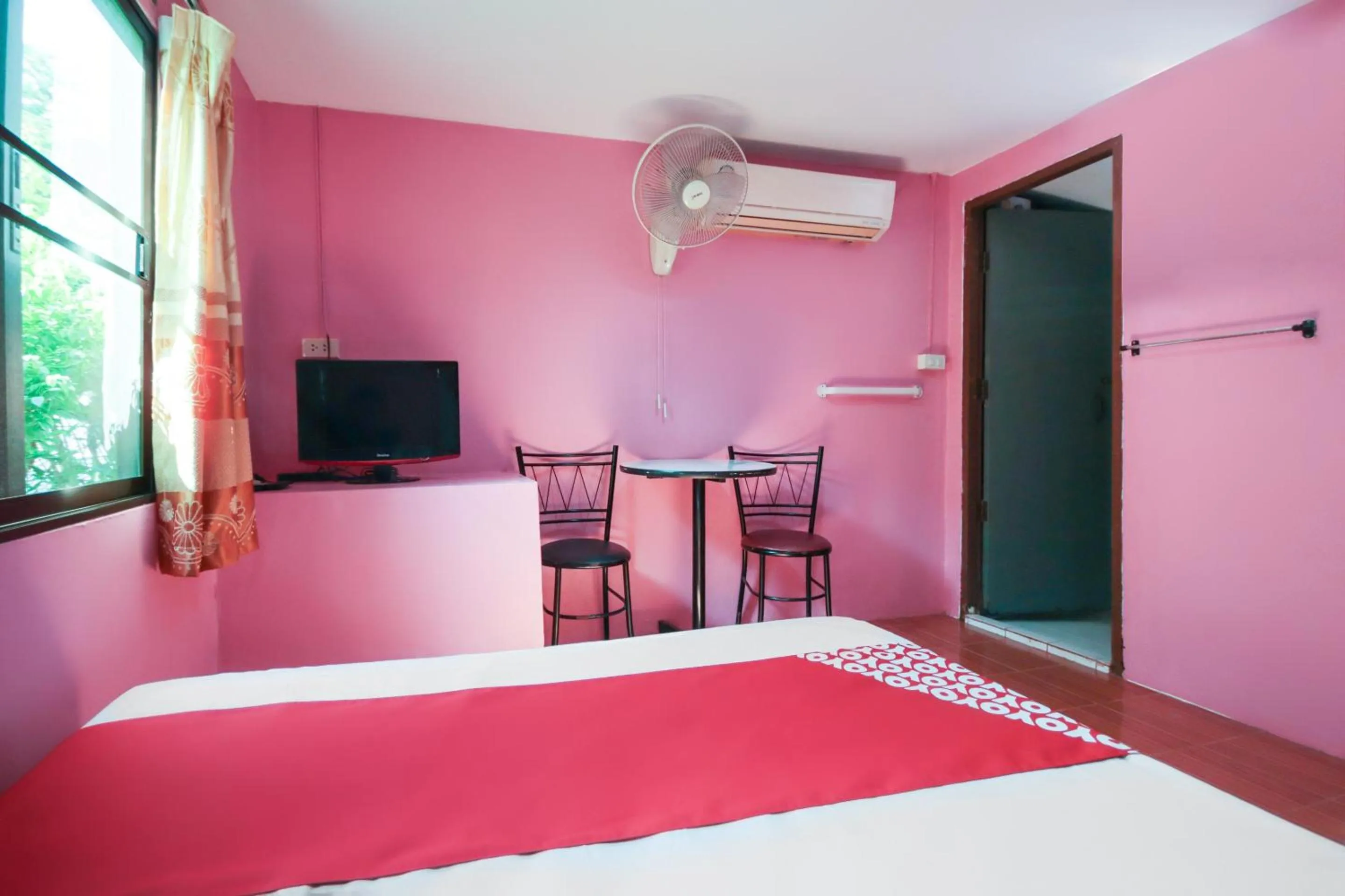 Bedroom, TV/Entertainment Center in OYO 1163 Eden Hostel