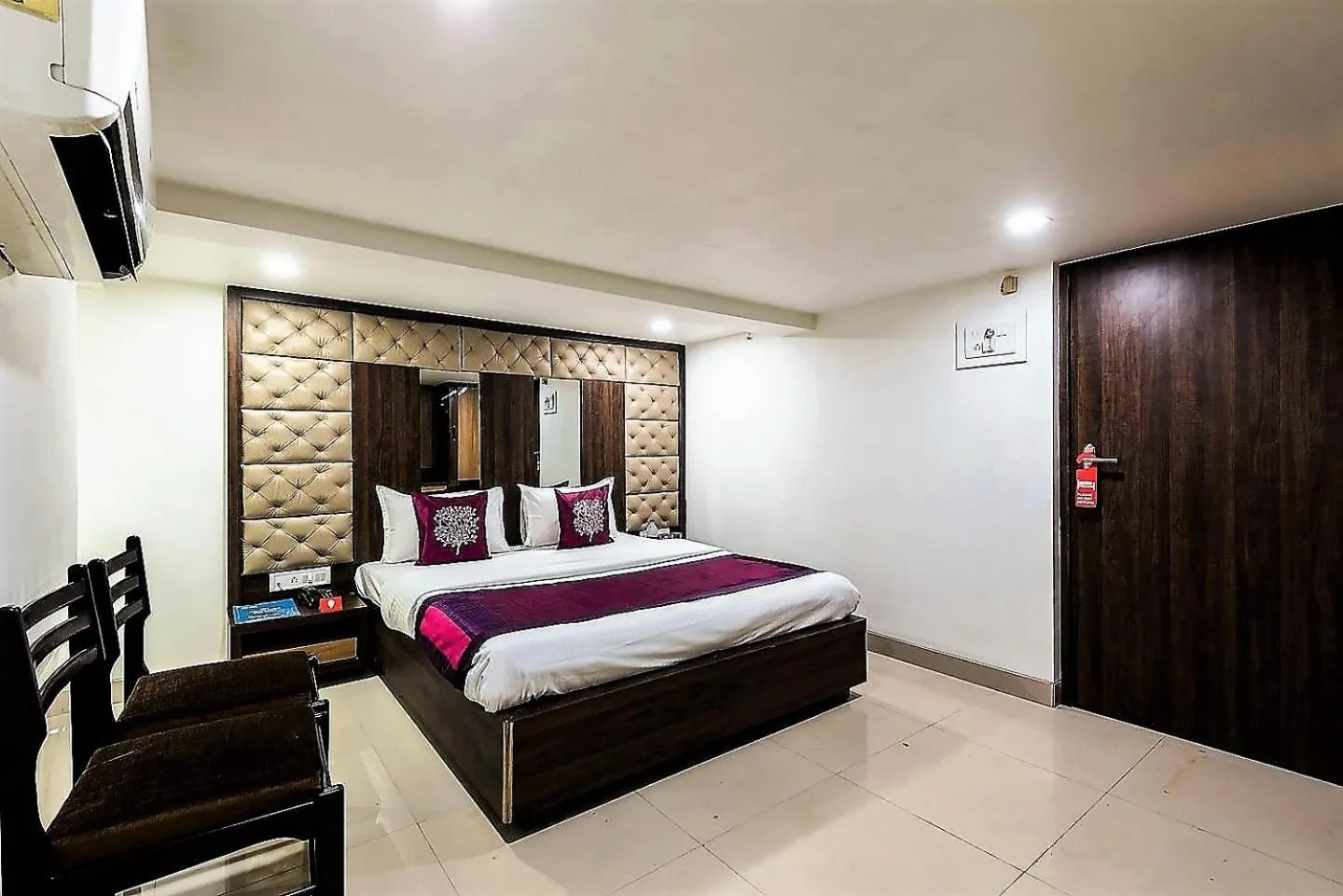 Bed in Hotel Shelter Palace