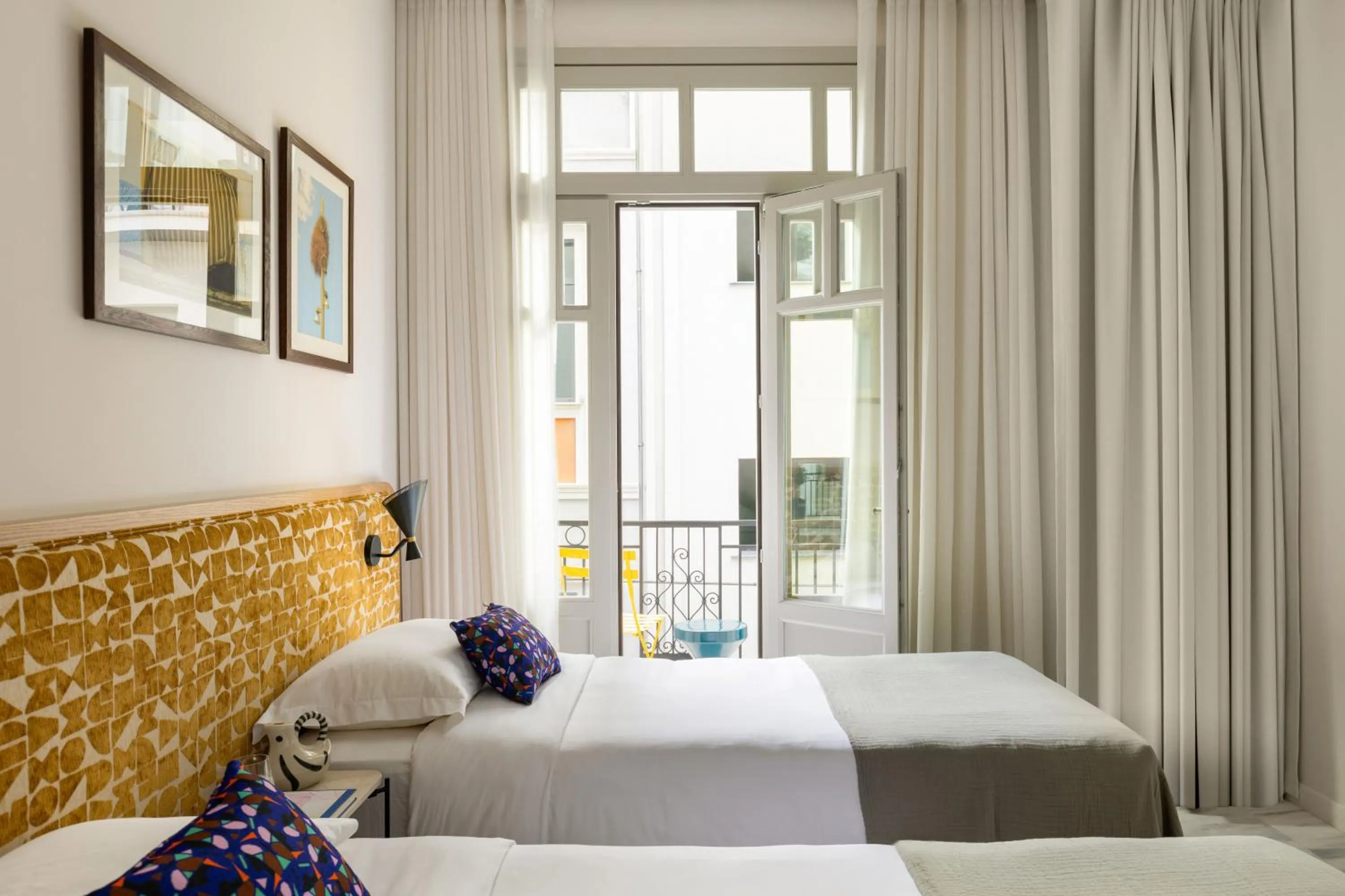 Bedroom, Bed in Silk n Cotton